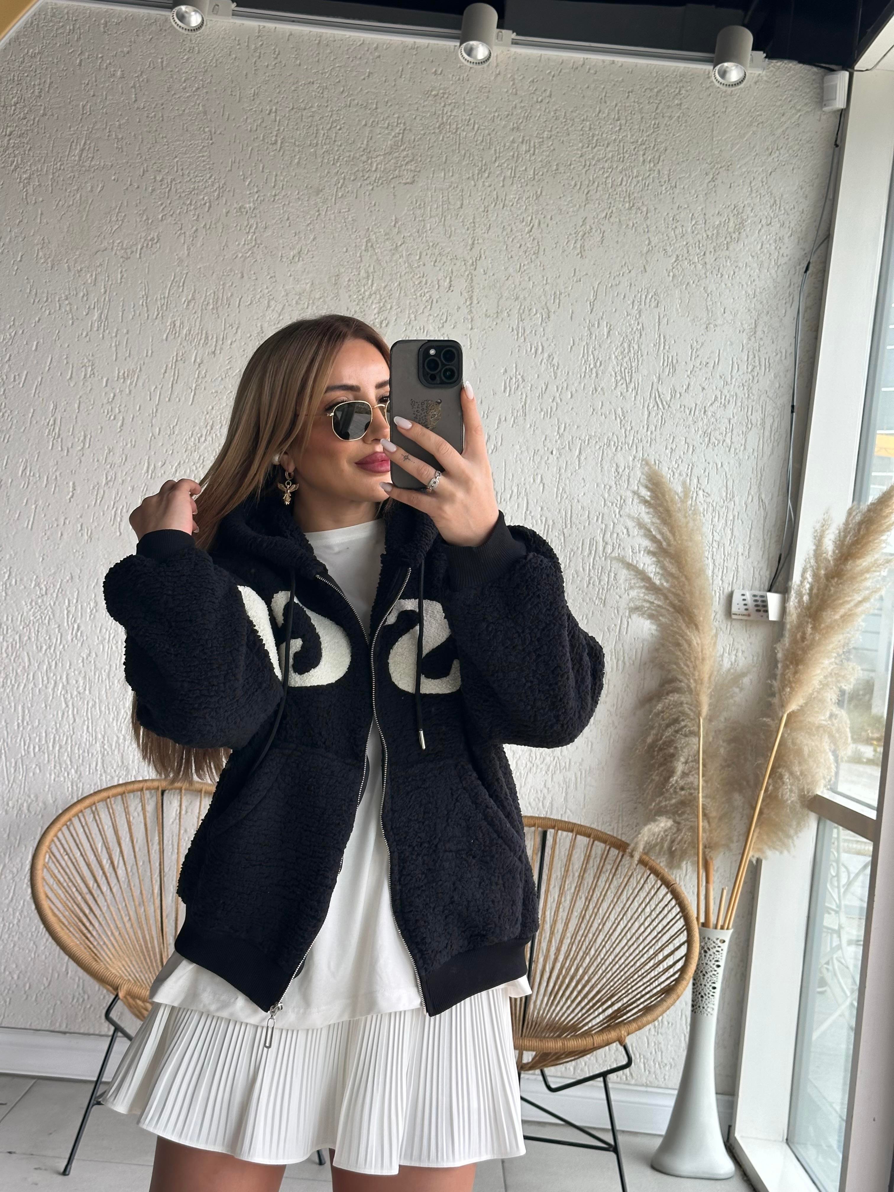 Siyah Yazı Detaylı Peluş 