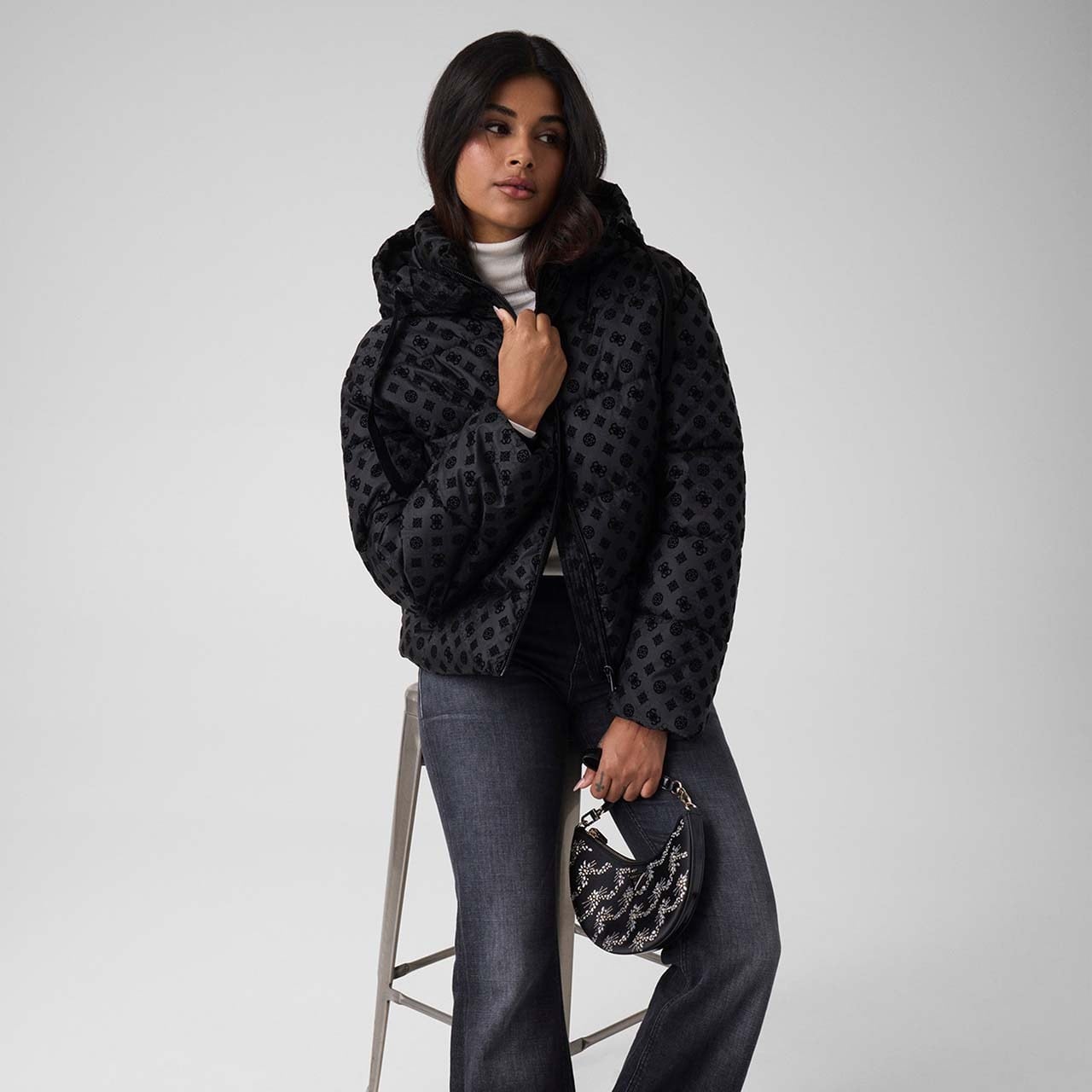 Guess 4G Logolu Fermuarlı Kapüşonlu Kadın Mont W6BL56W4195