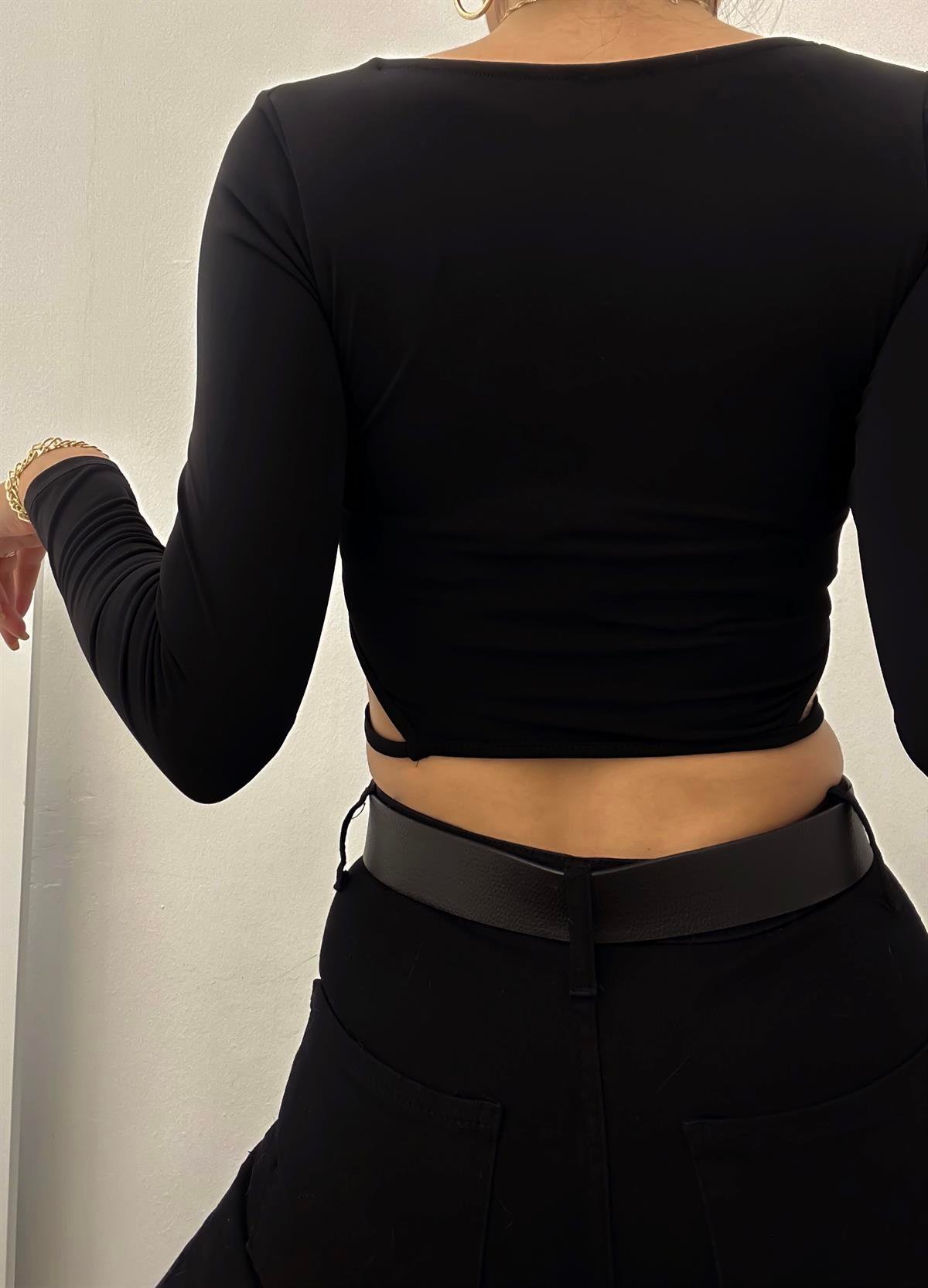 NAIRA YAN DEKOLTELİ CROP BLUZ SİYAH