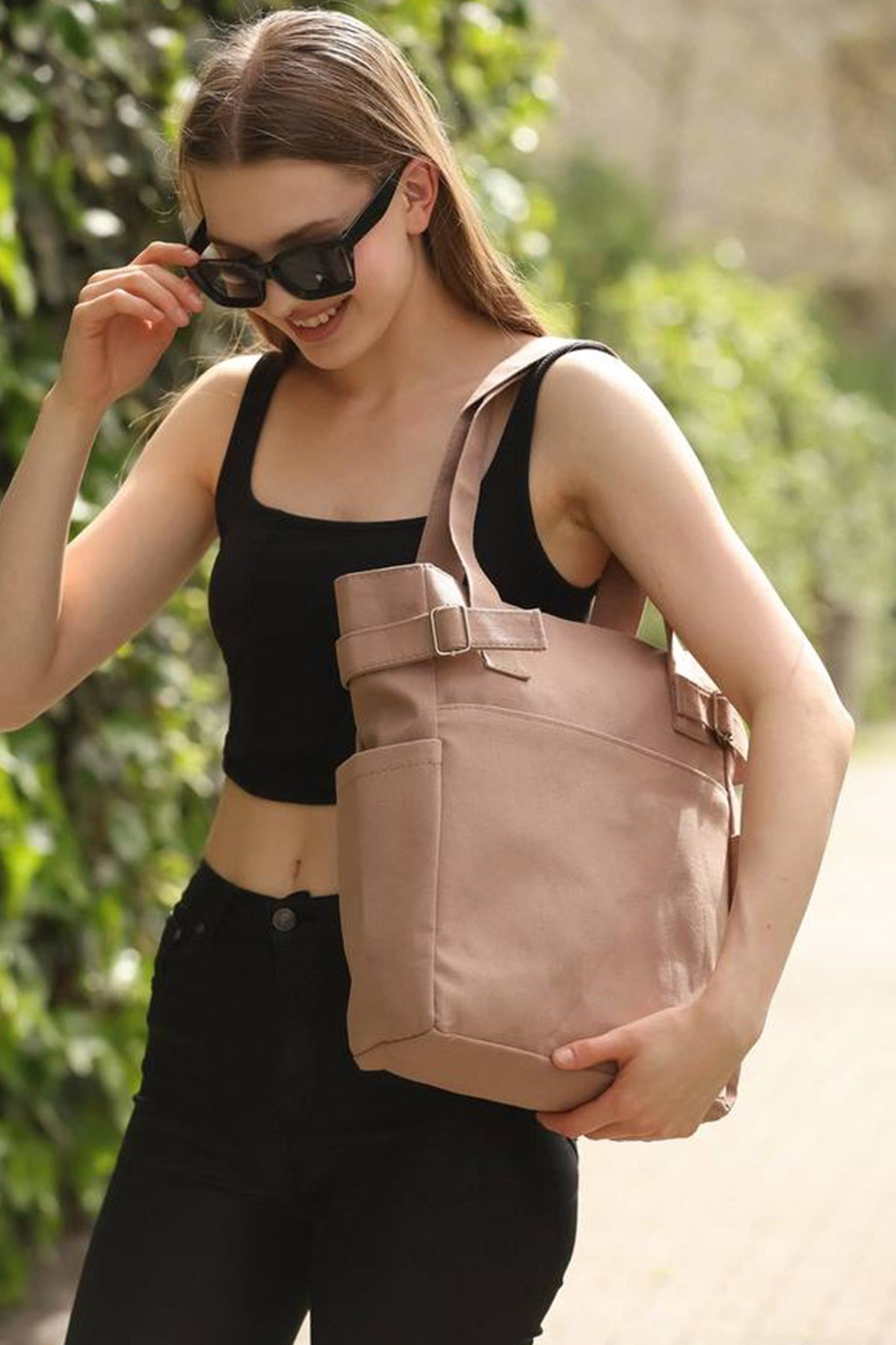 Kahverengi Renk Çift Fermuarlı Toka Detaylı İki Gözlü  Spor Kol ÇantasıKahverengi Renk Çift Fermuarlı Toka Detaylı İki Gözlü  Spor Kol Çantası