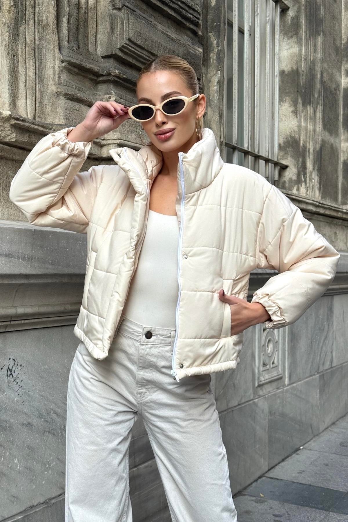 معطف قصير بيج بياقة قائمة بياقة قصيرة قابلة للنفخ مع سحاب بقفل كبسولة