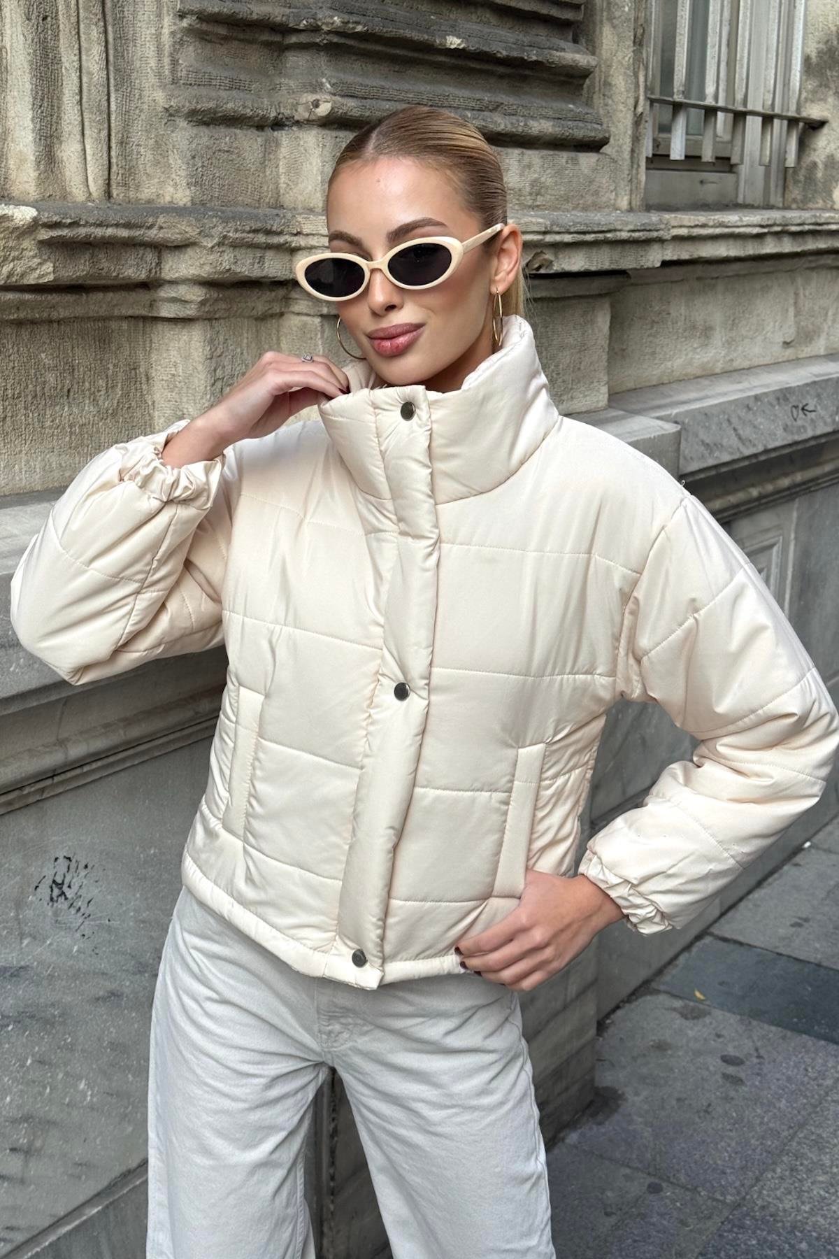 معطف قصير بيج بياقة قائمة بياقة قصيرة قابلة للنفخ مع سحاب بقفل كبسولة