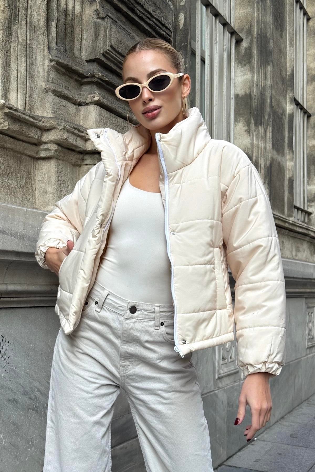 معطف قصير بيج بياقة قائمة بياقة قصيرة قابلة للنفخ مع سحاب بقفل كبسولة