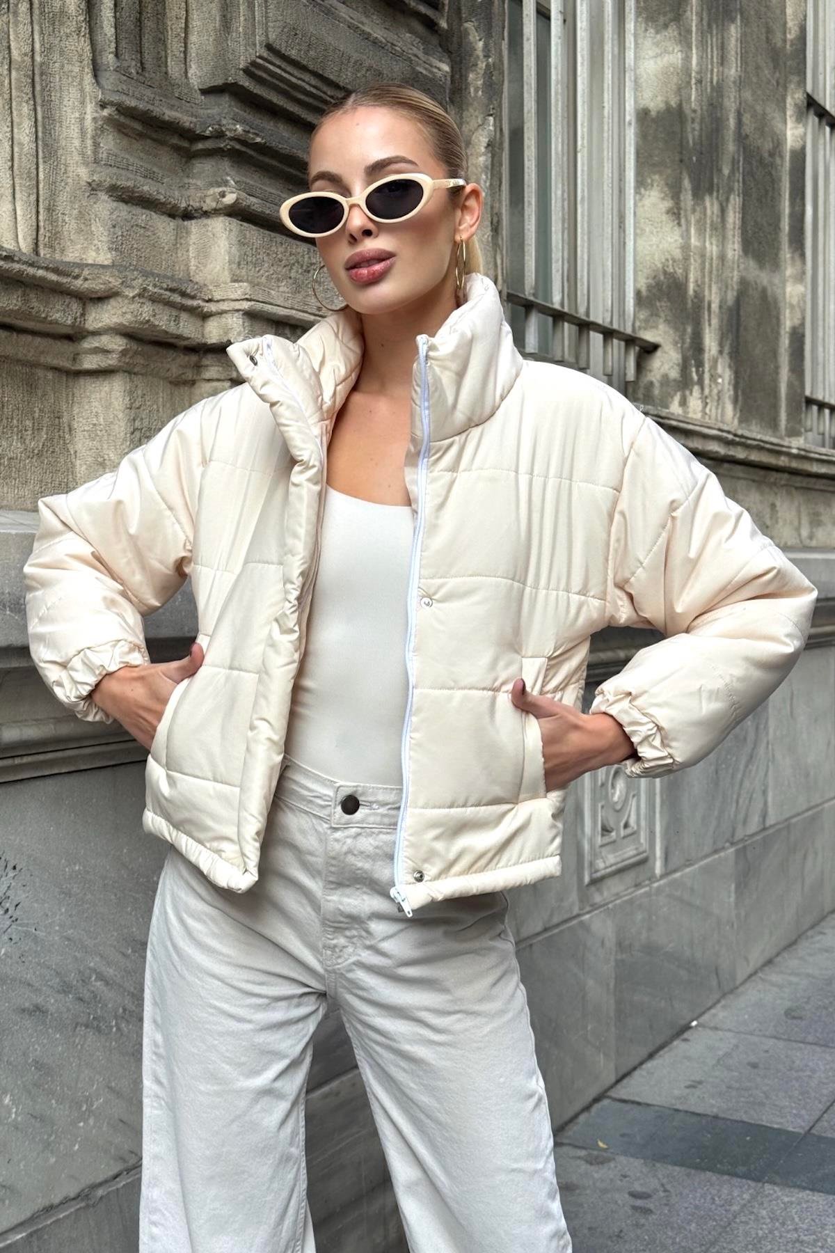 معطف قصير بيج بياقة قائمة بياقة قصيرة قابلة للنفخ مع سحاب بقفل كبسولة