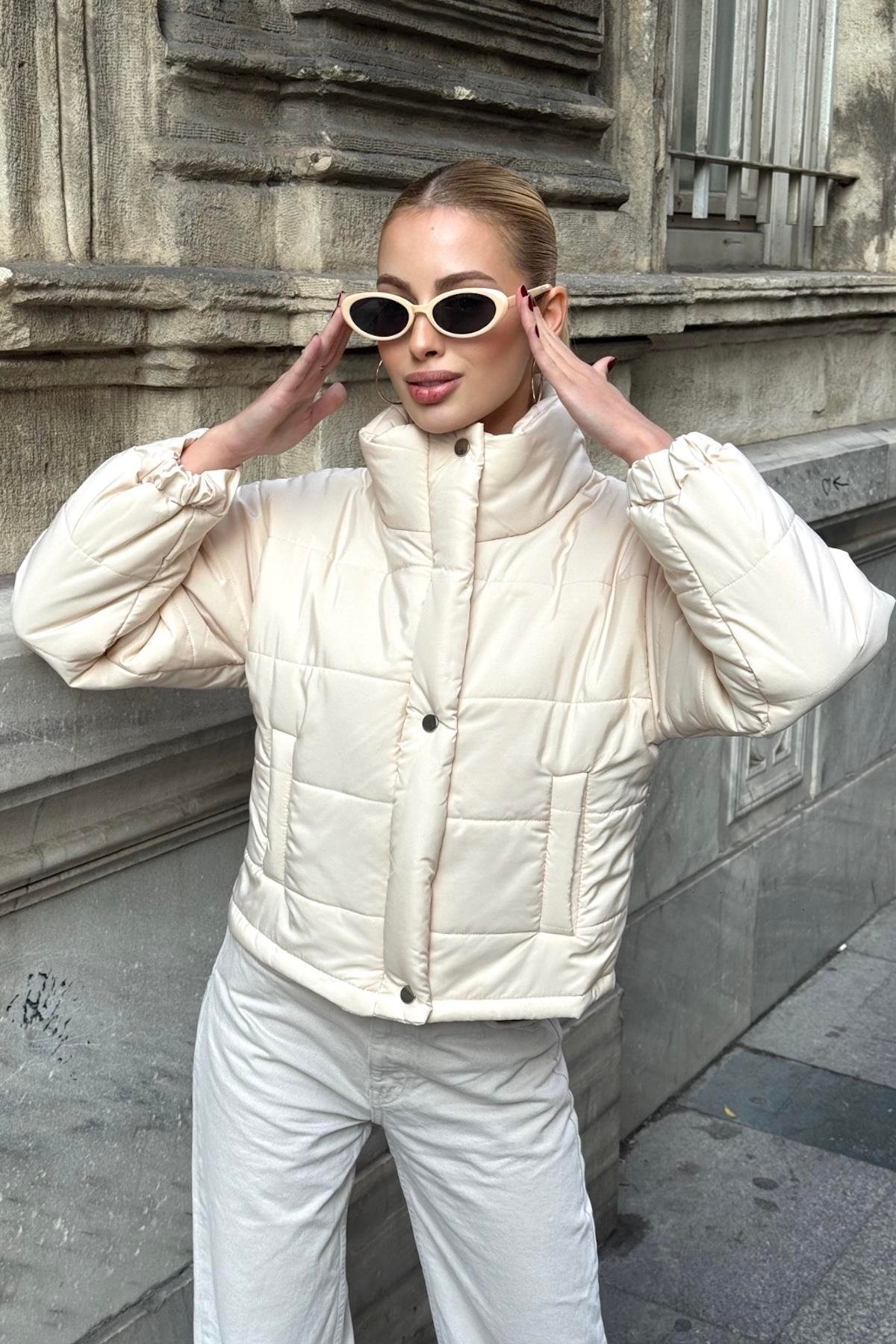 معطف قصير بيج بياقة قائمة بياقة قصيرة قابلة للنفخ مع سحاب بقفل كبسولة