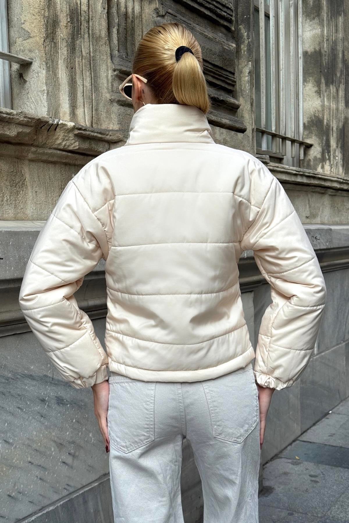 معطف قصير بيج بياقة قائمة بياقة قصيرة قابلة للنفخ مع سحاب بقفل كبسولة