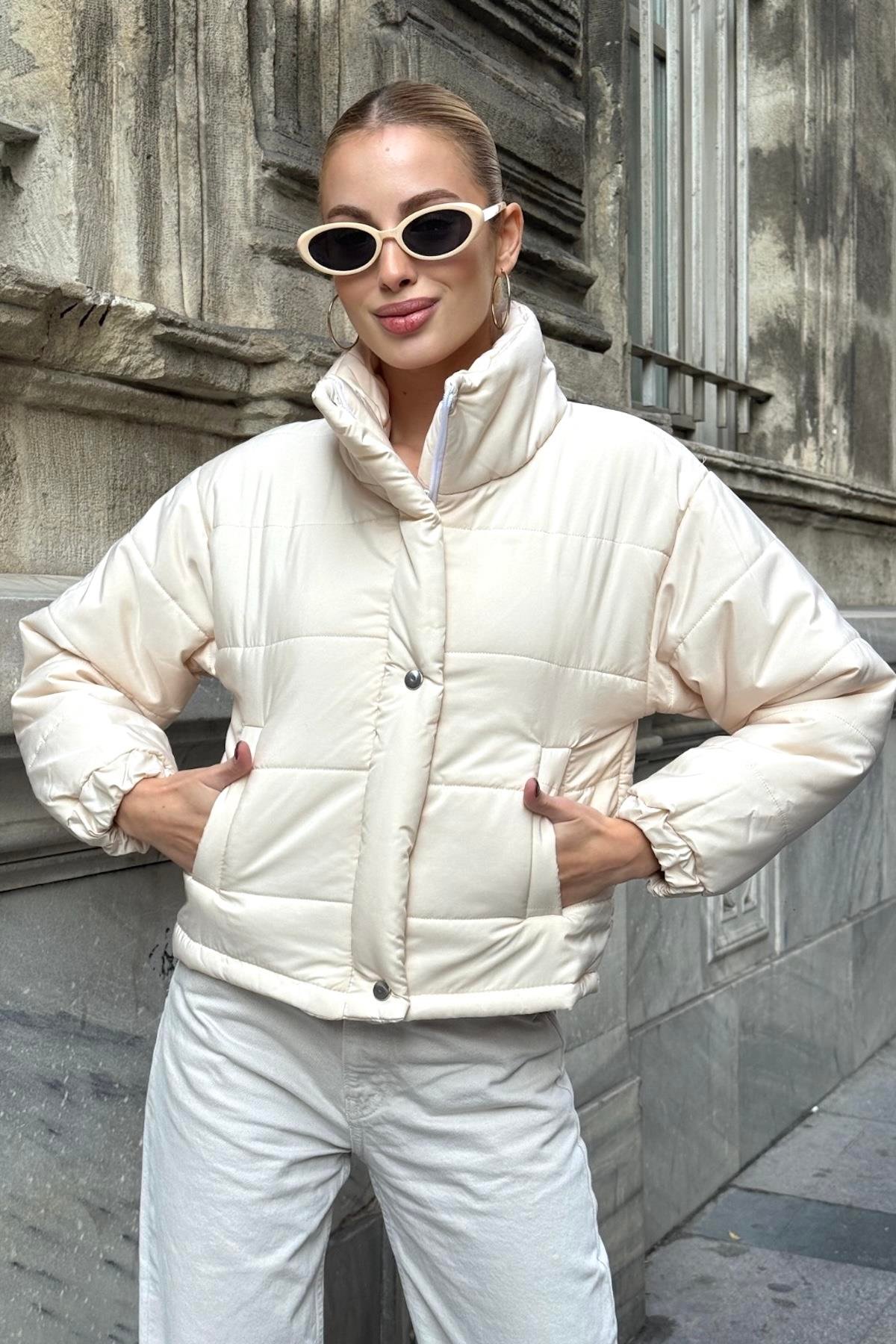 معطف قصير بيج بياقة قائمة بياقة قصيرة قابلة للنفخ مع سحاب بقفل كبسولة