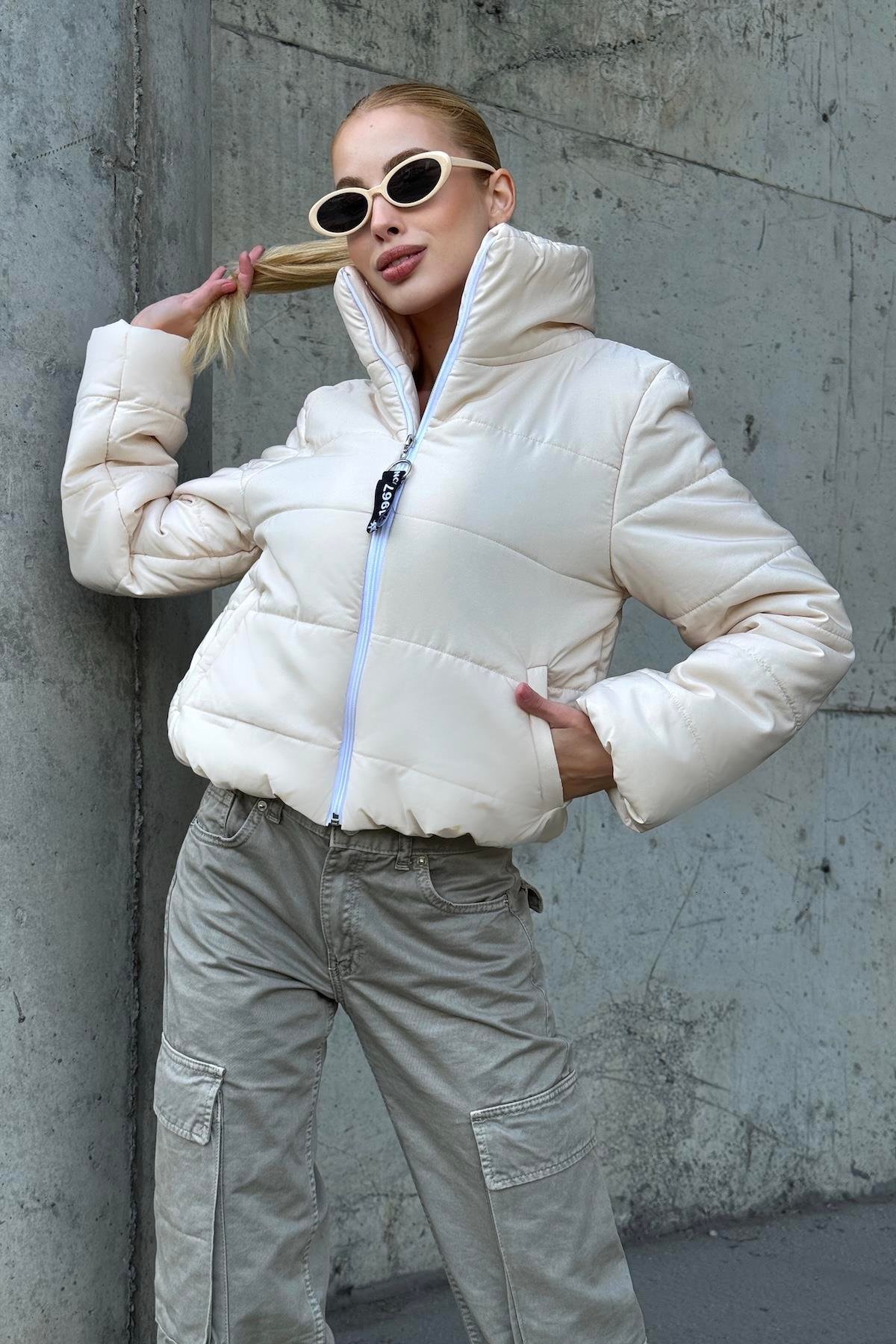 Bej Sırtı Taş Baskılı Dik Yaka Kısa Şişme Mont