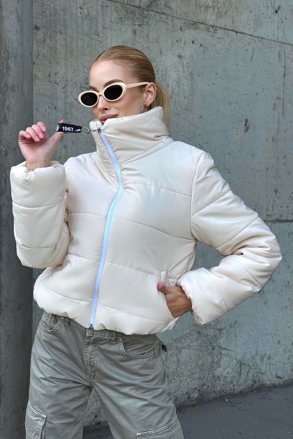 Bej Sırtı Taş Baskılı Dik Yaka Kısa Şişme Mont