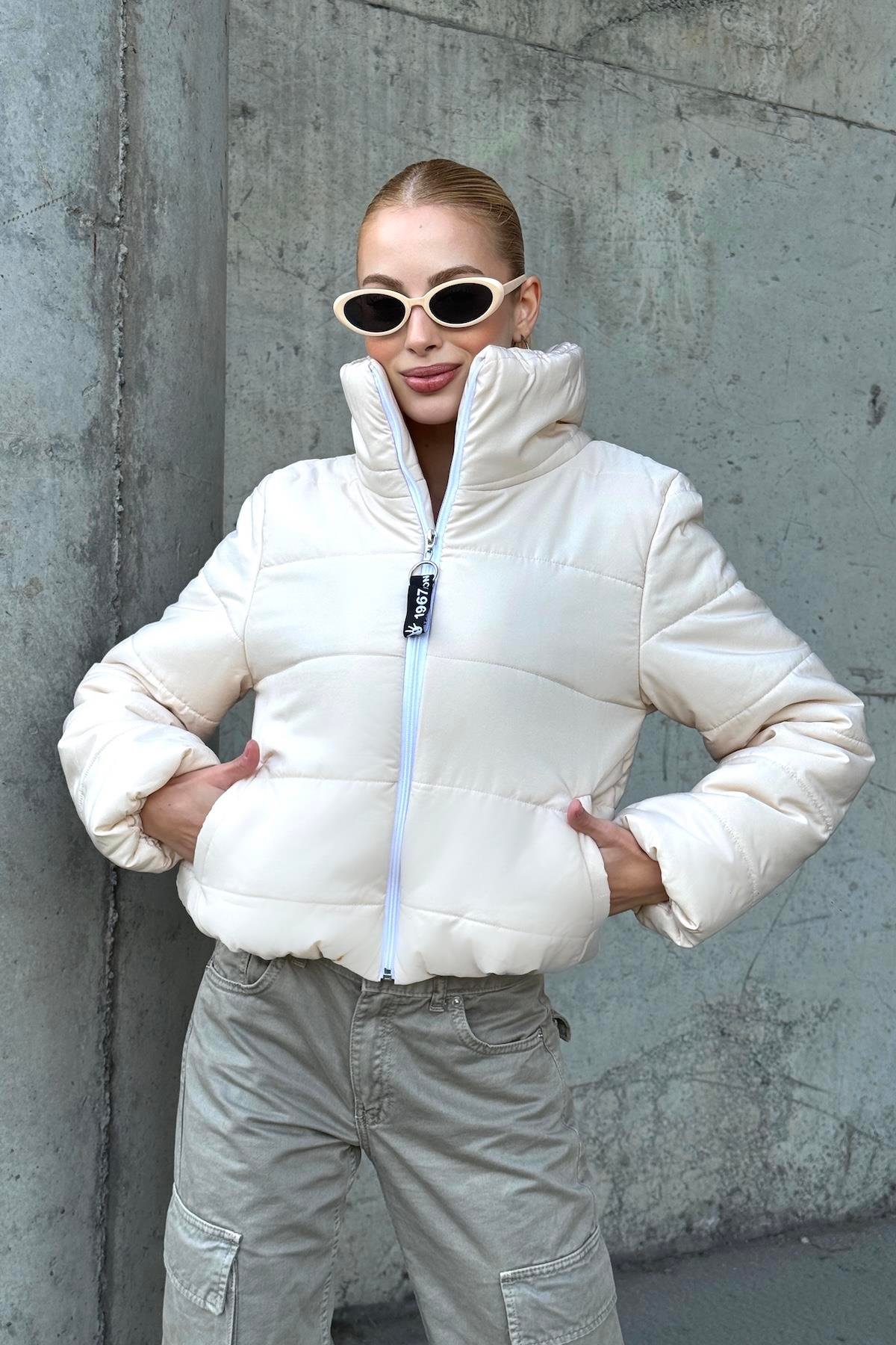 Bej Sırtı Taş Baskılı Dik Yaka Kısa Şişme Mont