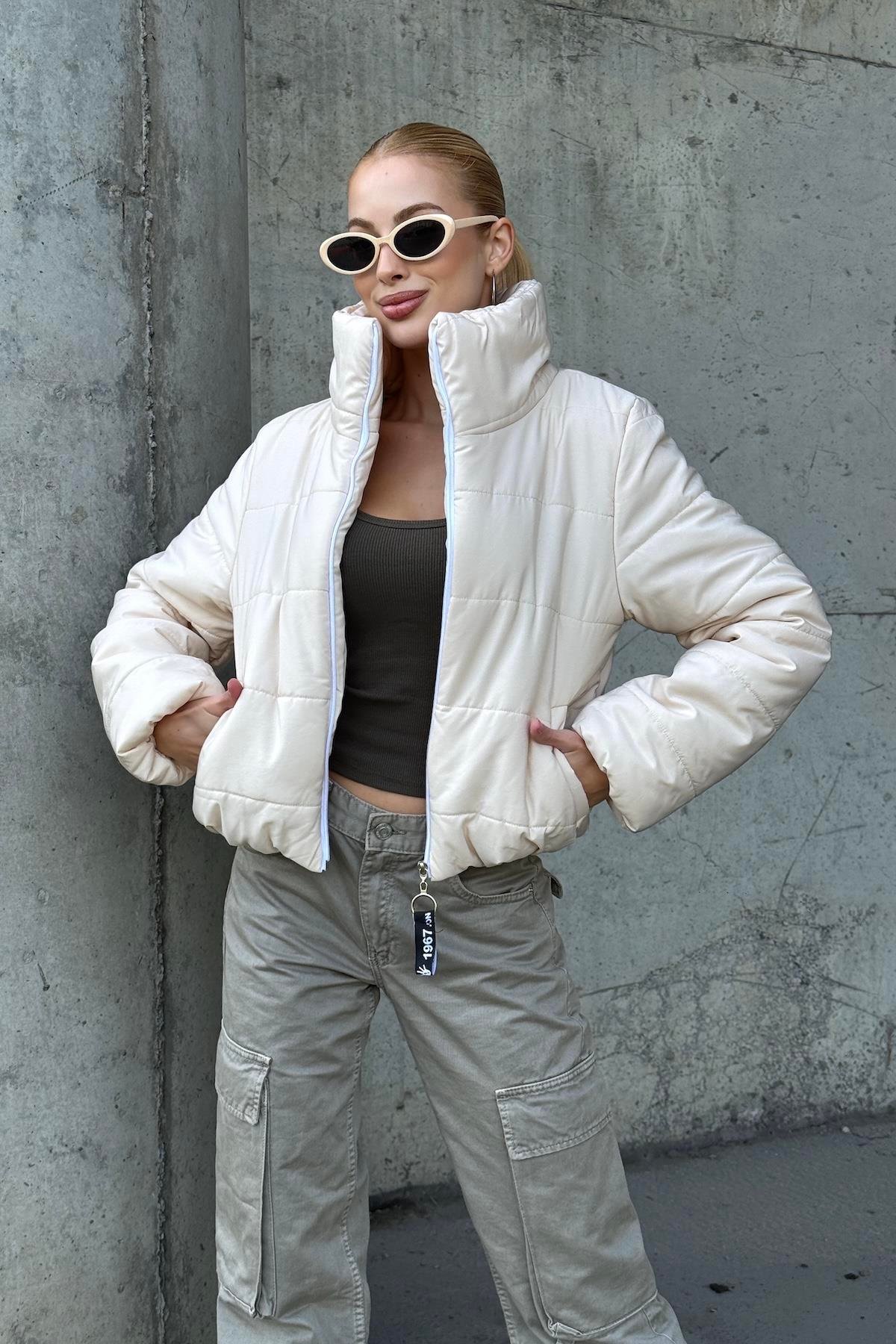 Bej Sırtı Taş Baskılı Dik Yaka Kısa Şişme Mont