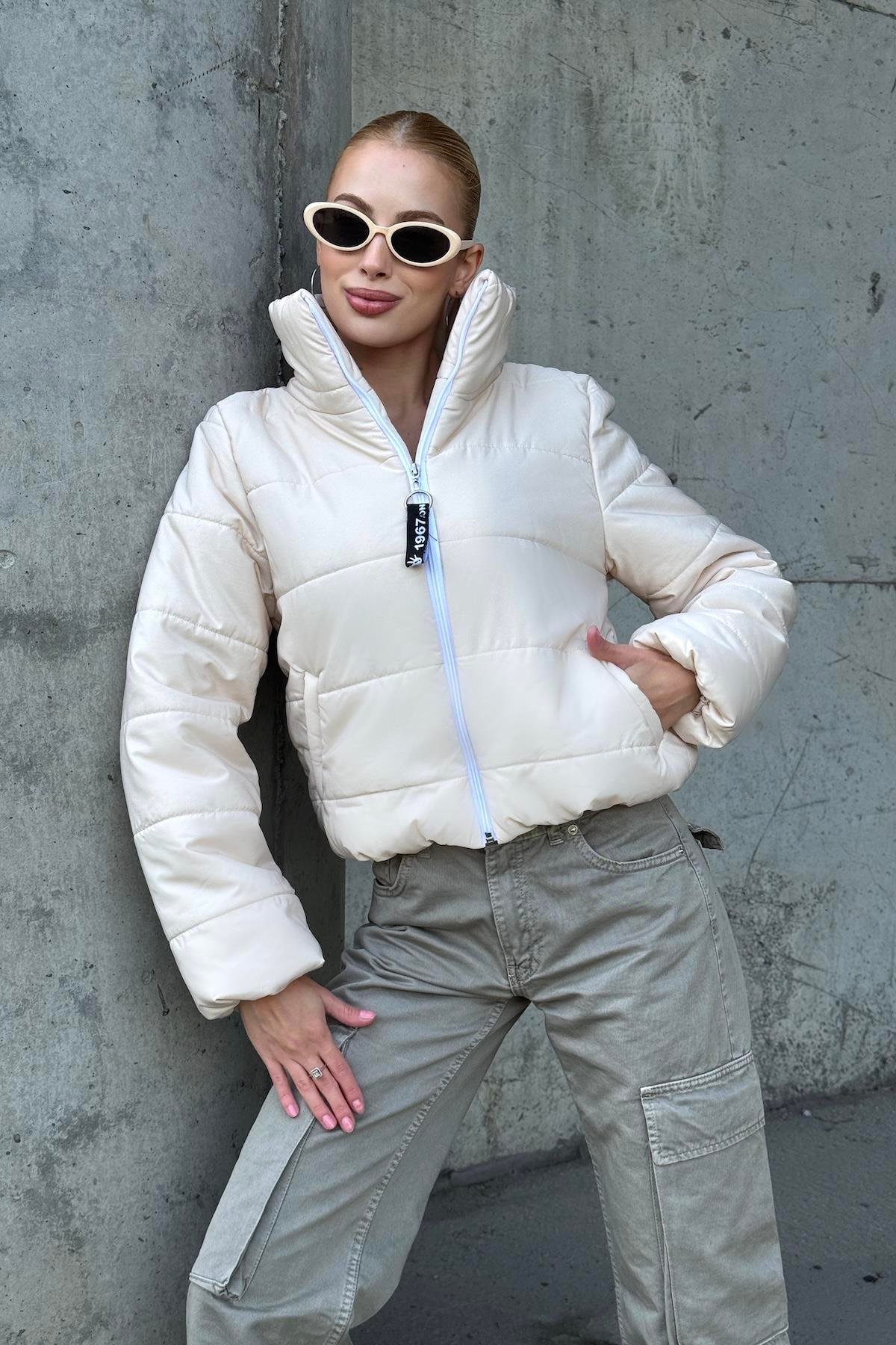 Bej Sırtı Taş Baskılı Dik Yaka Kısa Şişme Mont