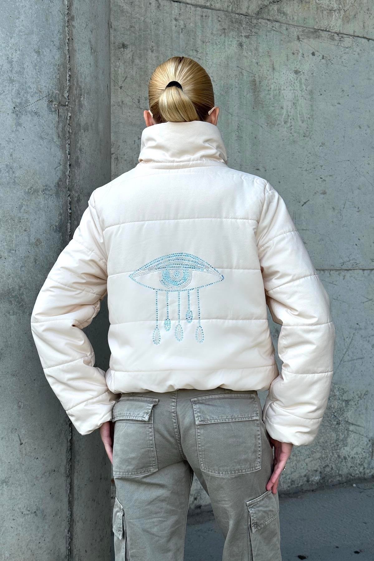 Bej Sırtı Taş Baskılı Dik Yaka Kısa Şişme Mont