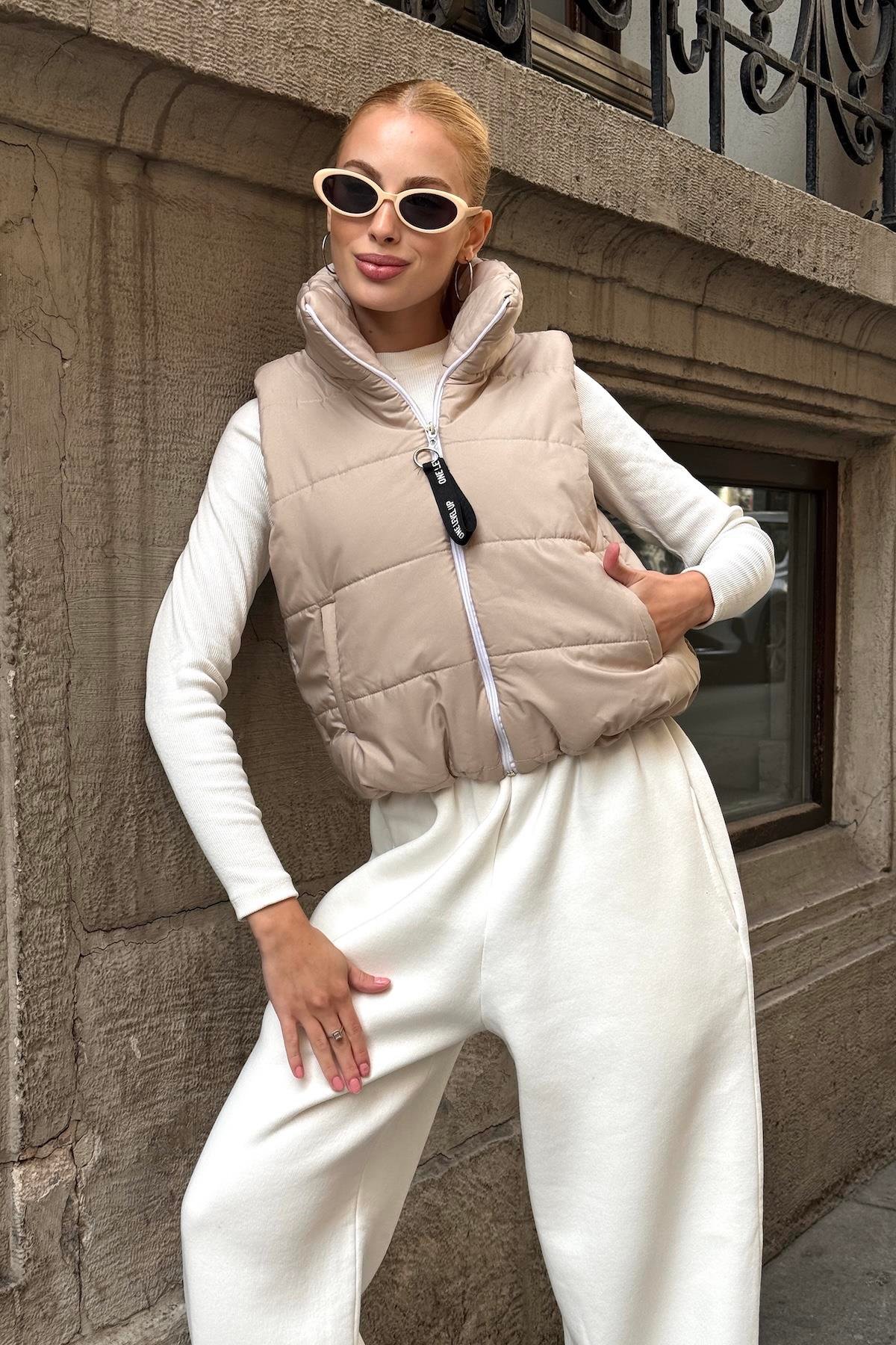 Bej Sırtı Taş İşlemeli Dik Yaka Kısa Şişme Yelek