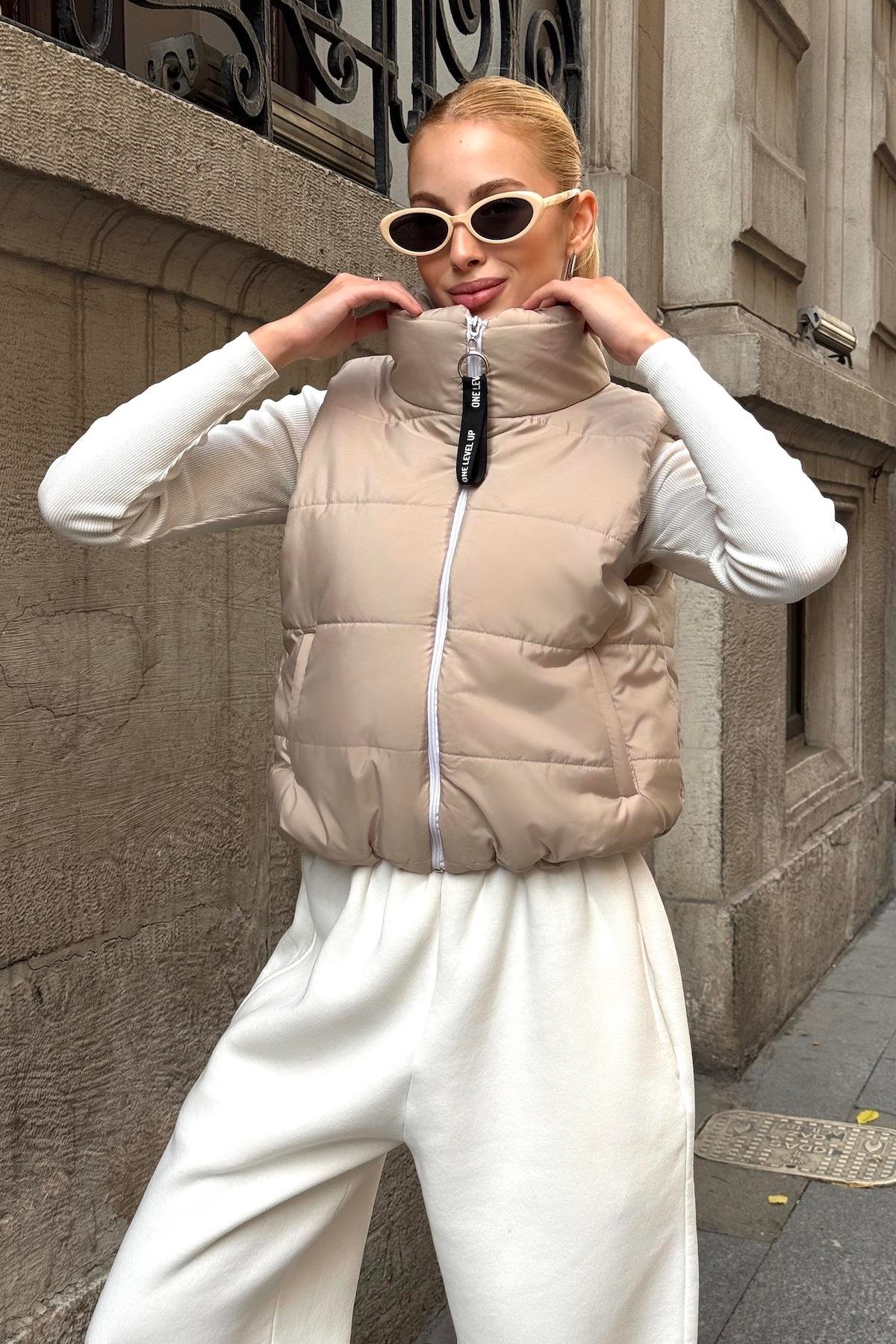 Bej Sırtı Taş İşlemeli Dik Yaka Kısa Şişme Yelek