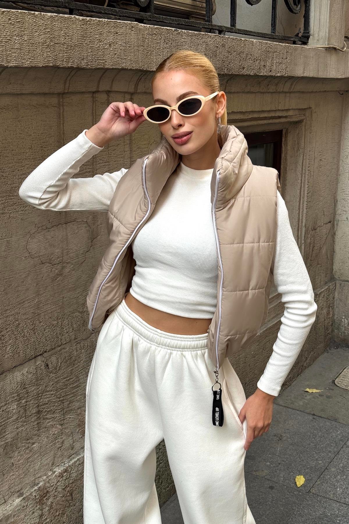 Bej Sırtı Taş İşlemeli Dik Yaka Kısa Şişme Yelek