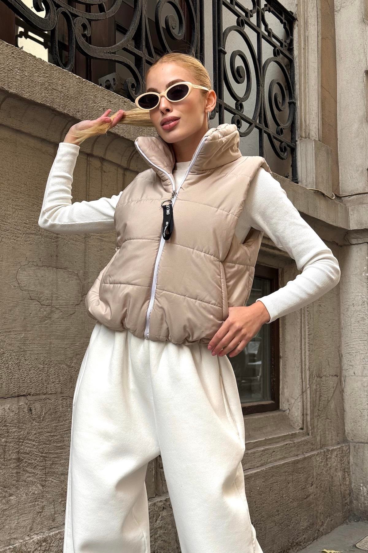 Bej Sırtı Taş İşlemeli Dik Yaka Kısa Şişme Yelek