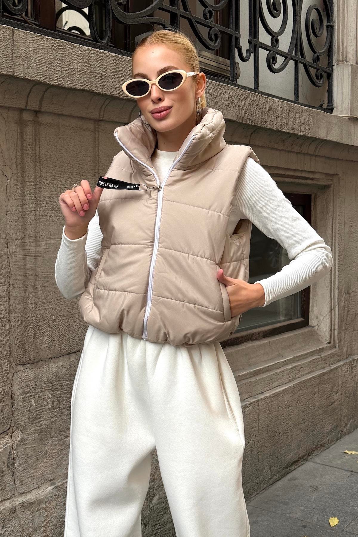 Bej Sırtı Taş İşlemeli Dik Yaka Kısa Şişme Yelek