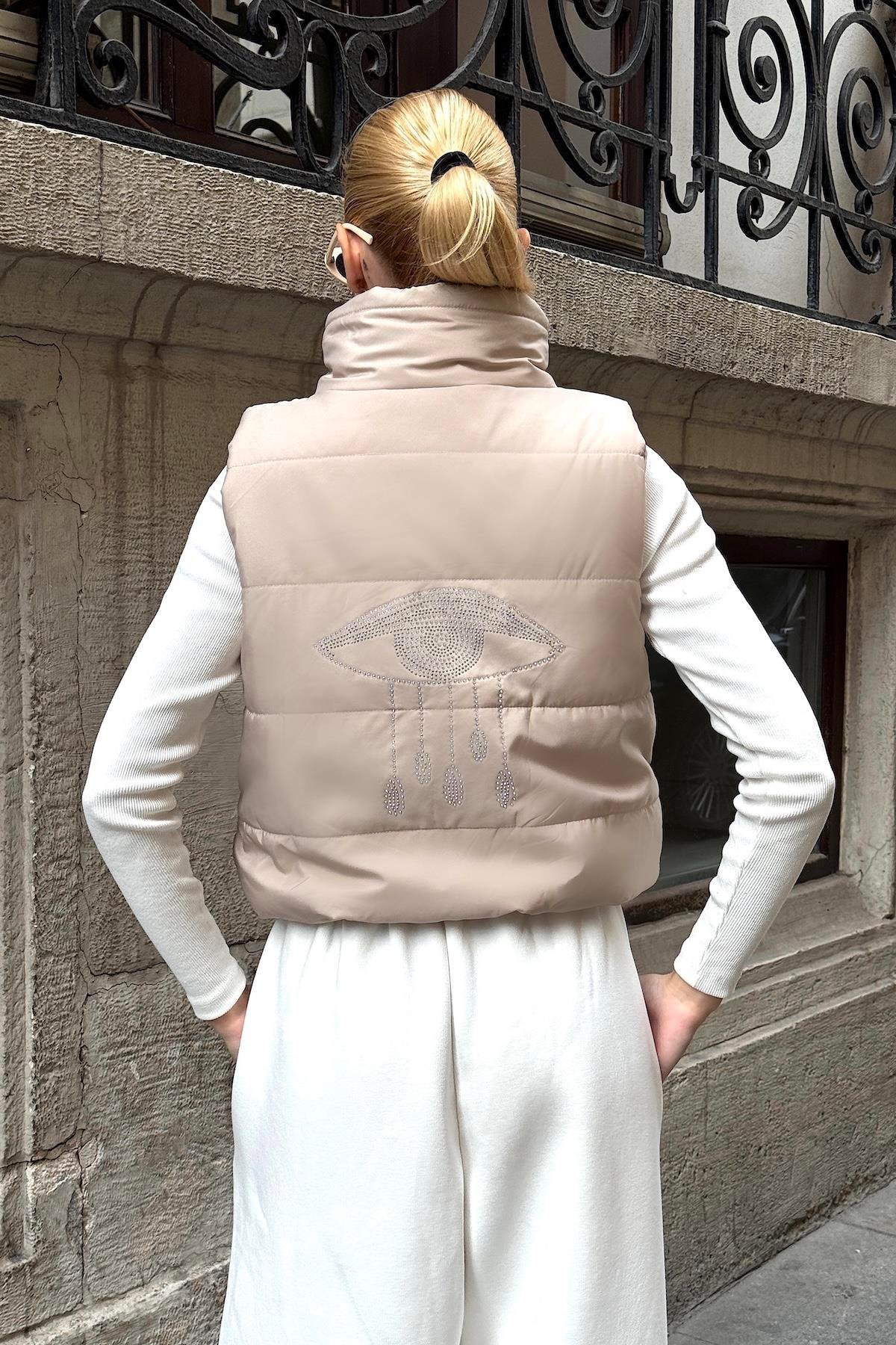 Bej Sırtı Taş İşlemeli Dik Yaka Kısa Şişme Yelek