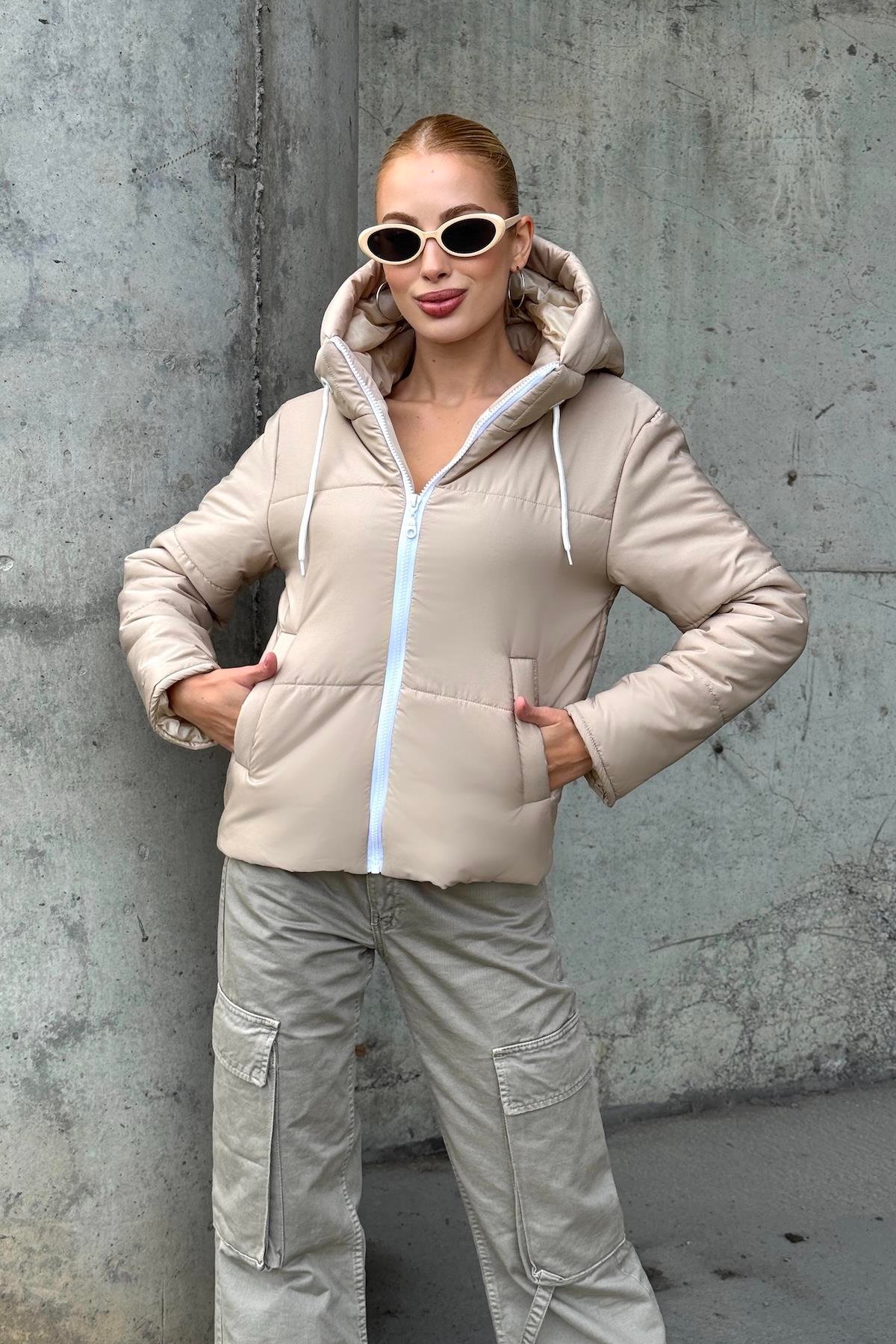 معطف بيج مقاوم للماء بقلنسوة قابل للنفخ بغطاء رأس بيج