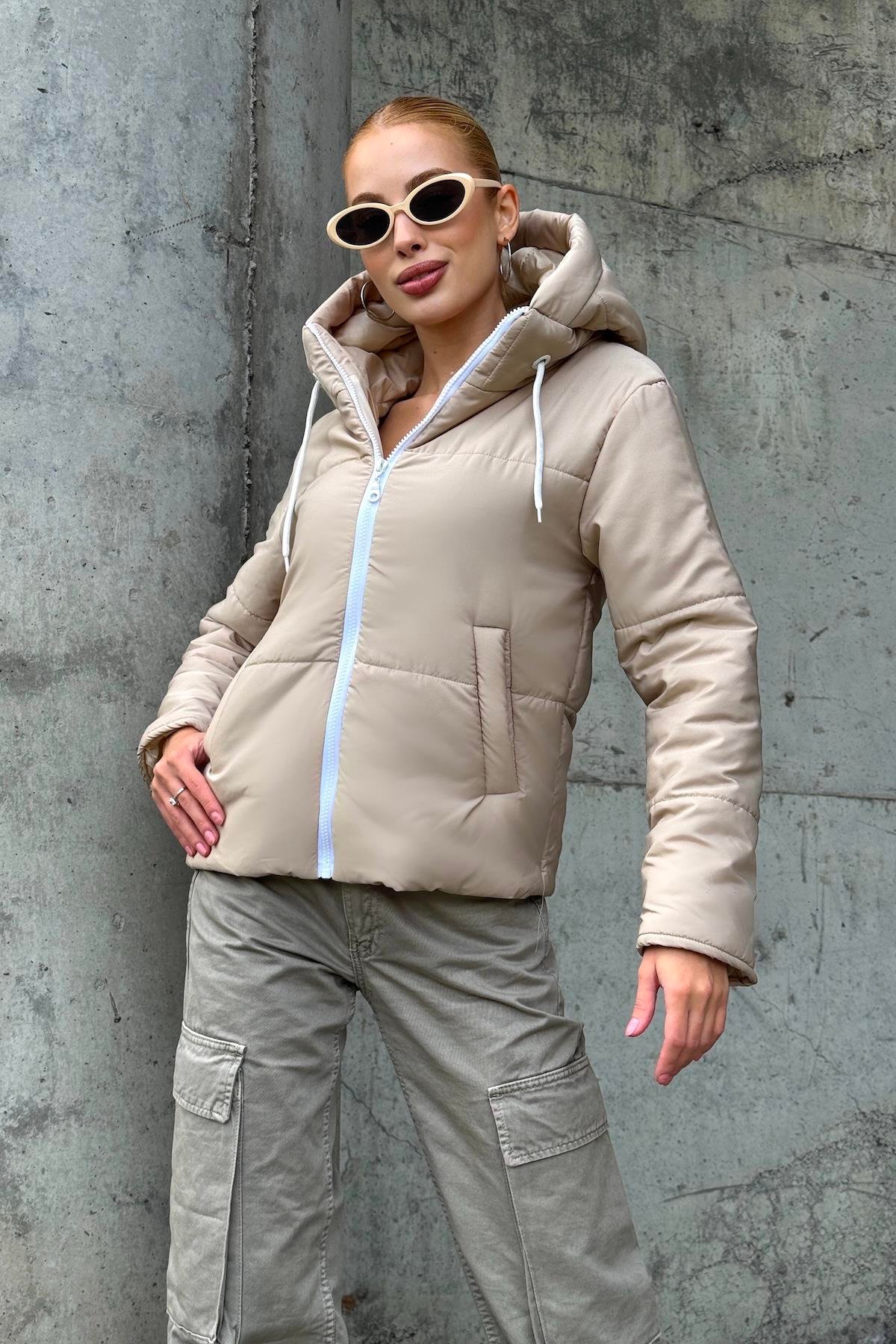 معطف بيج مقاوم للماء بقلنسوة قابل للنفخ بغطاء رأس بيج