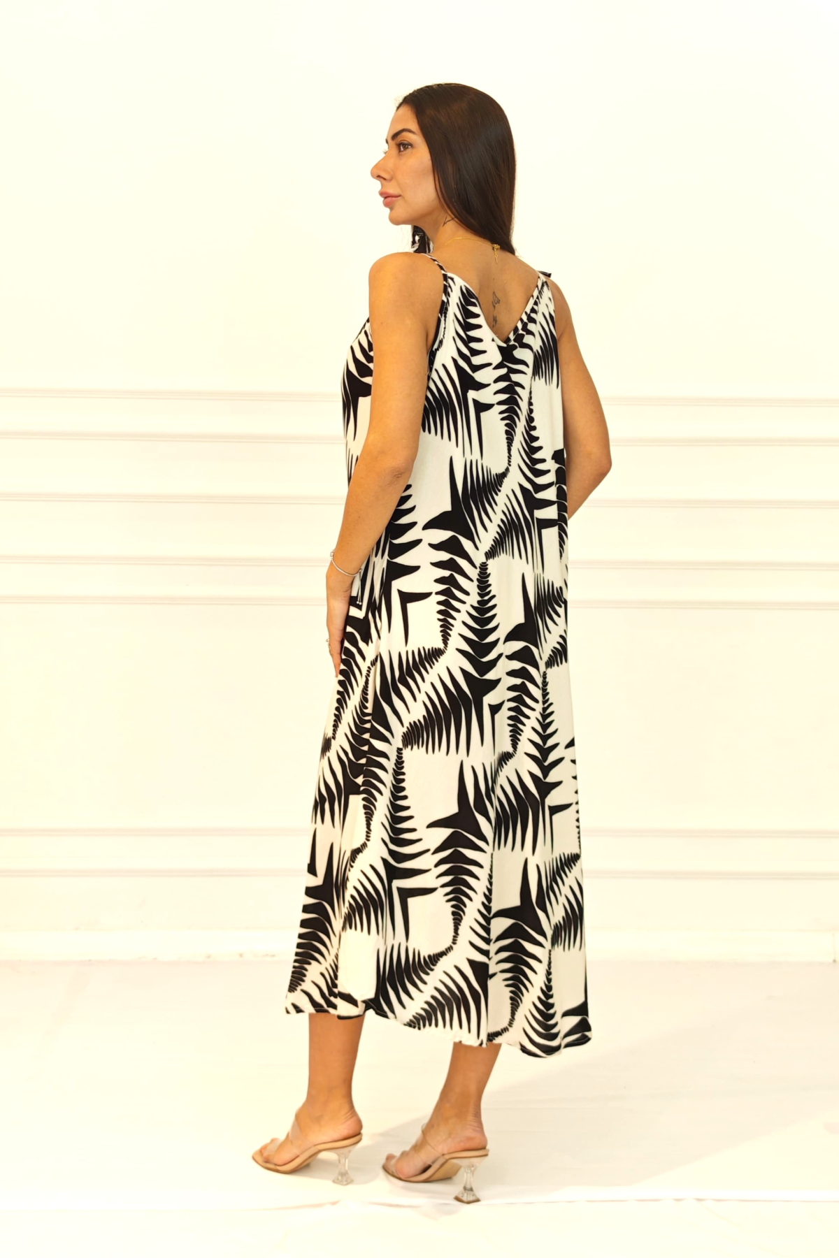 Beyaz Balık Sırtı Desenli Askılı Uzun Elbise