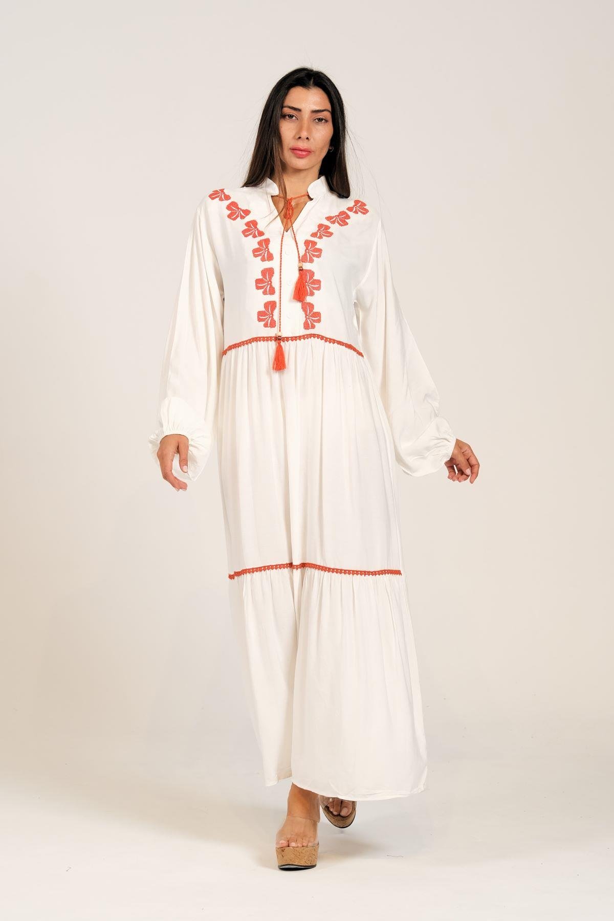 Beyaz Balon Kollu Önü Yonca Nakışlı Püsküllü Eteği Kat Kat Uzun Elbise