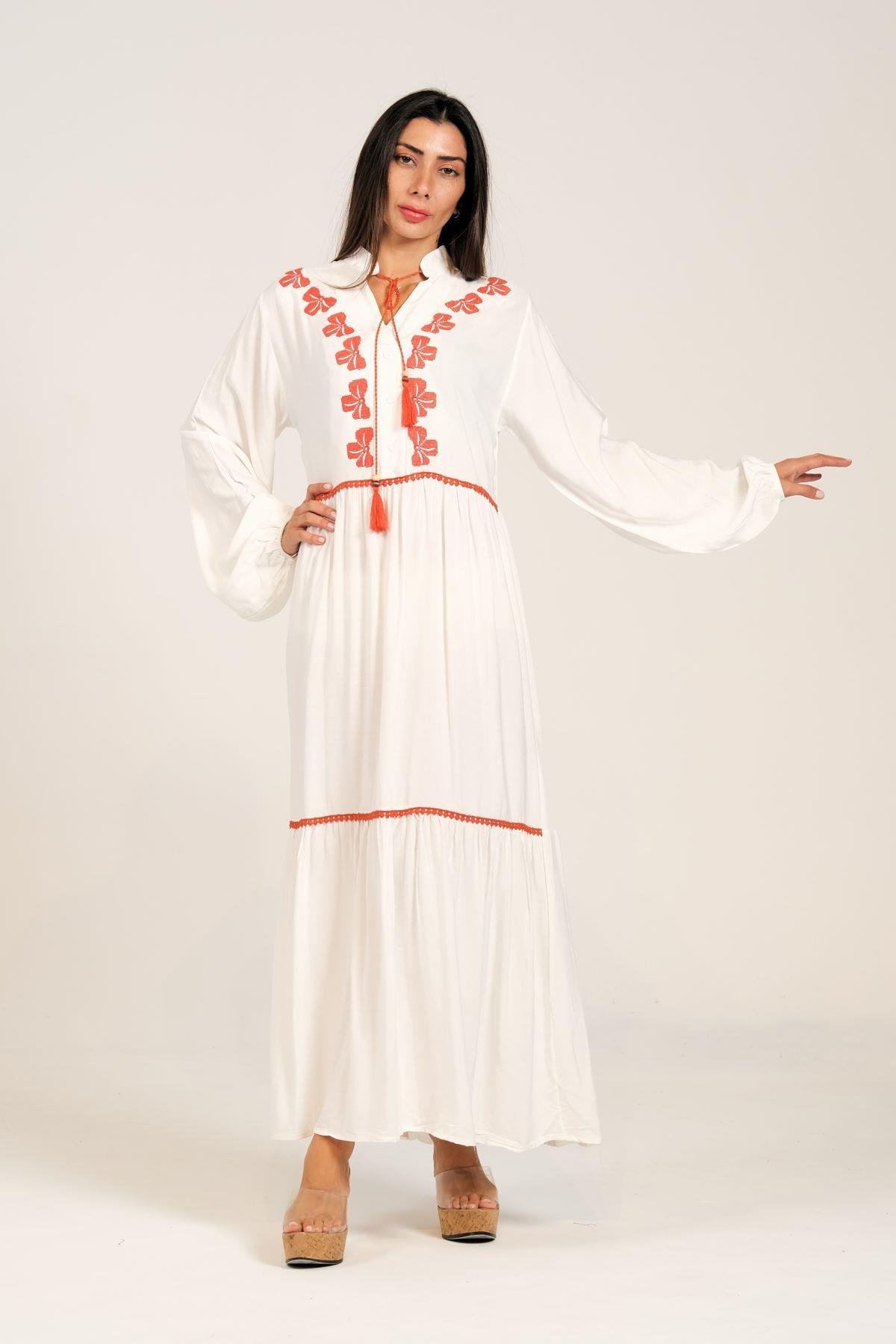 Beyaz Balon Kollu Önü Yonca Nakışlı Püsküllü Eteği Kat Kat Uzun Elbise