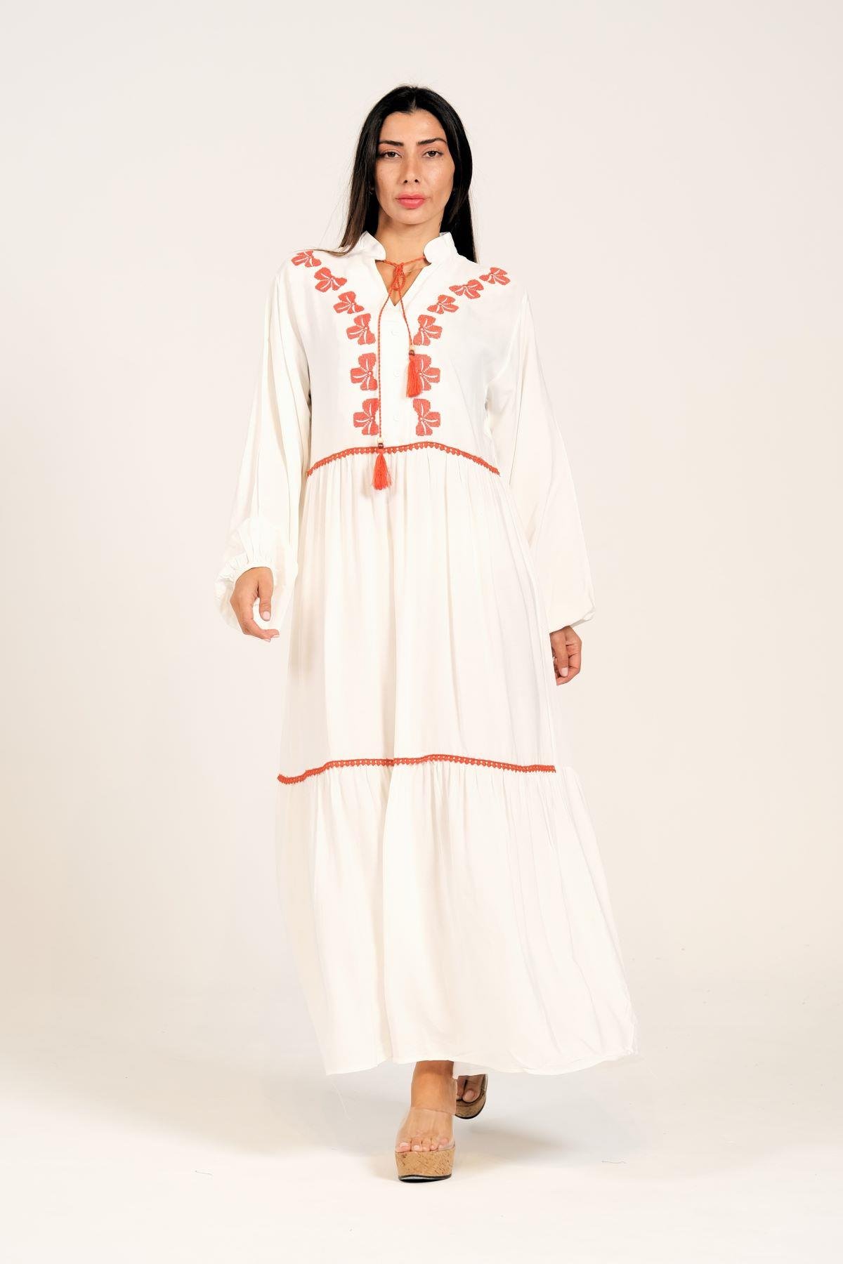 Beyaz Balon Kollu Önü Yonca Nakışlı Püsküllü Eteği Kat Kat Uzun Elbise