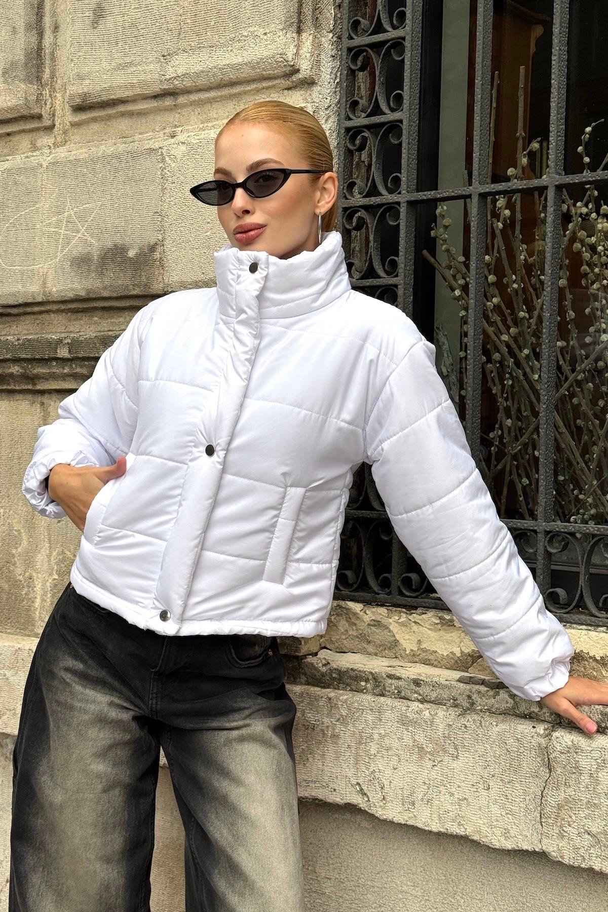 معطف أبيض قصير قابل للنفخ بياقة الوقوف بياقة قصيرة مع سحاب قابل للنفخ بسحاب قفل بمشبك