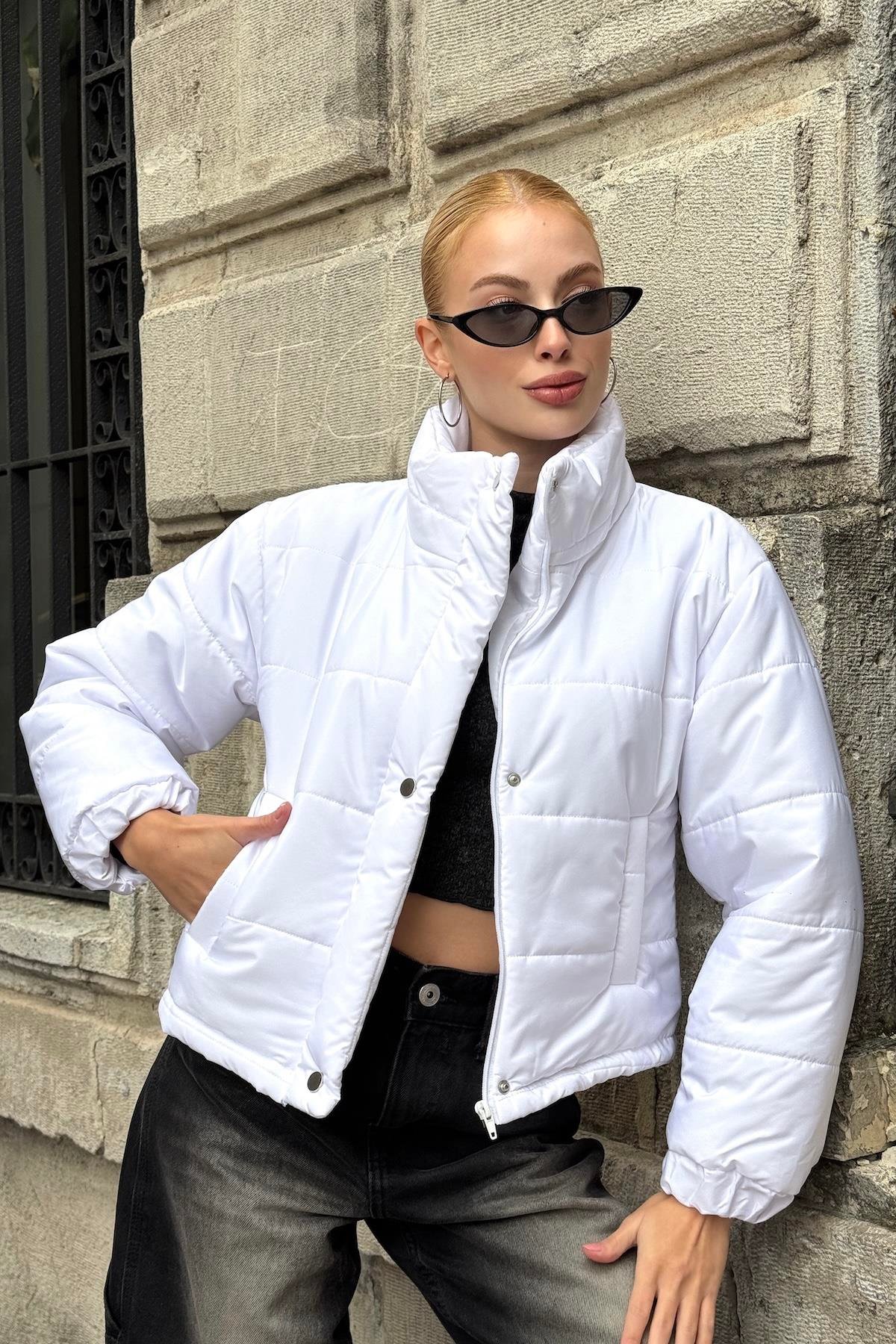 معطف أبيض قصير قابل للنفخ بياقة الوقوف بياقة قصيرة مع سحاب قابل للنفخ بسحاب قفل بمشبك