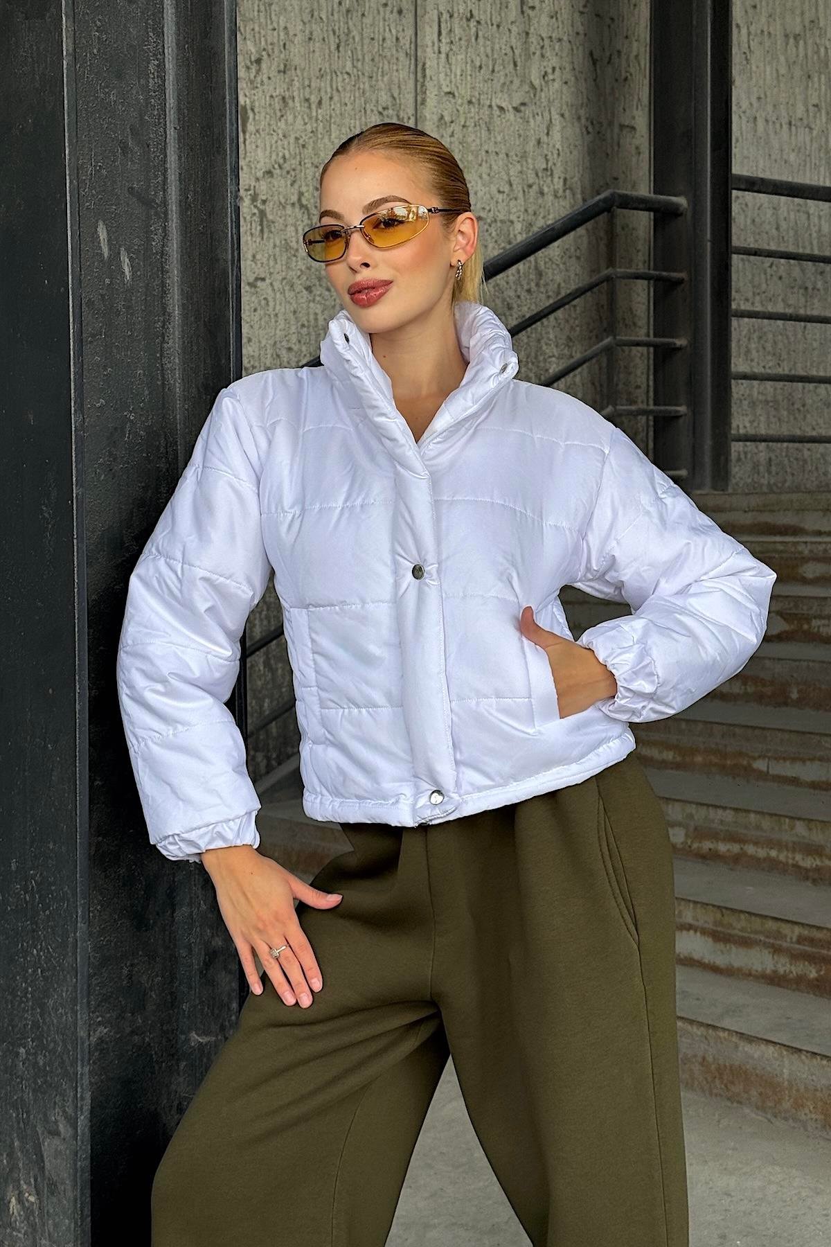 معطف أبيض قصير قابل للنفخ بياقة الوقوف بياقة قصيرة مع سحاب قابل للنفخ بسحاب قفل بمشبك