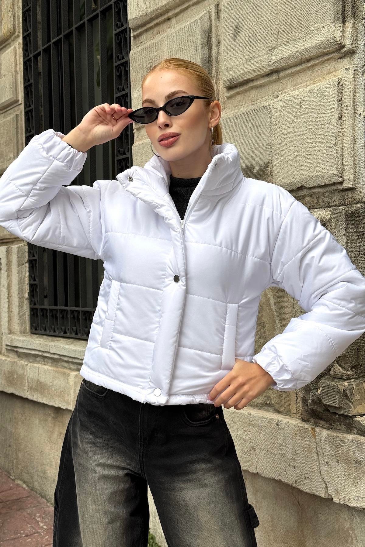 معطف أبيض قصير قابل للنفخ بياقة الوقوف بياقة قصيرة مع سحاب قابل للنفخ بسحاب قفل بمشبك