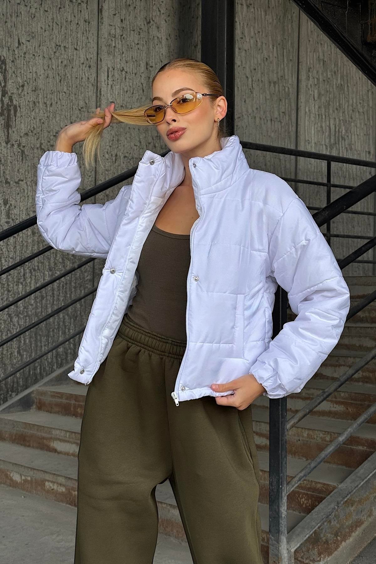 معطف أبيض قصير قابل للنفخ بياقة الوقوف بياقة قصيرة مع سحاب قابل للنفخ بسحاب قفل بمشبك