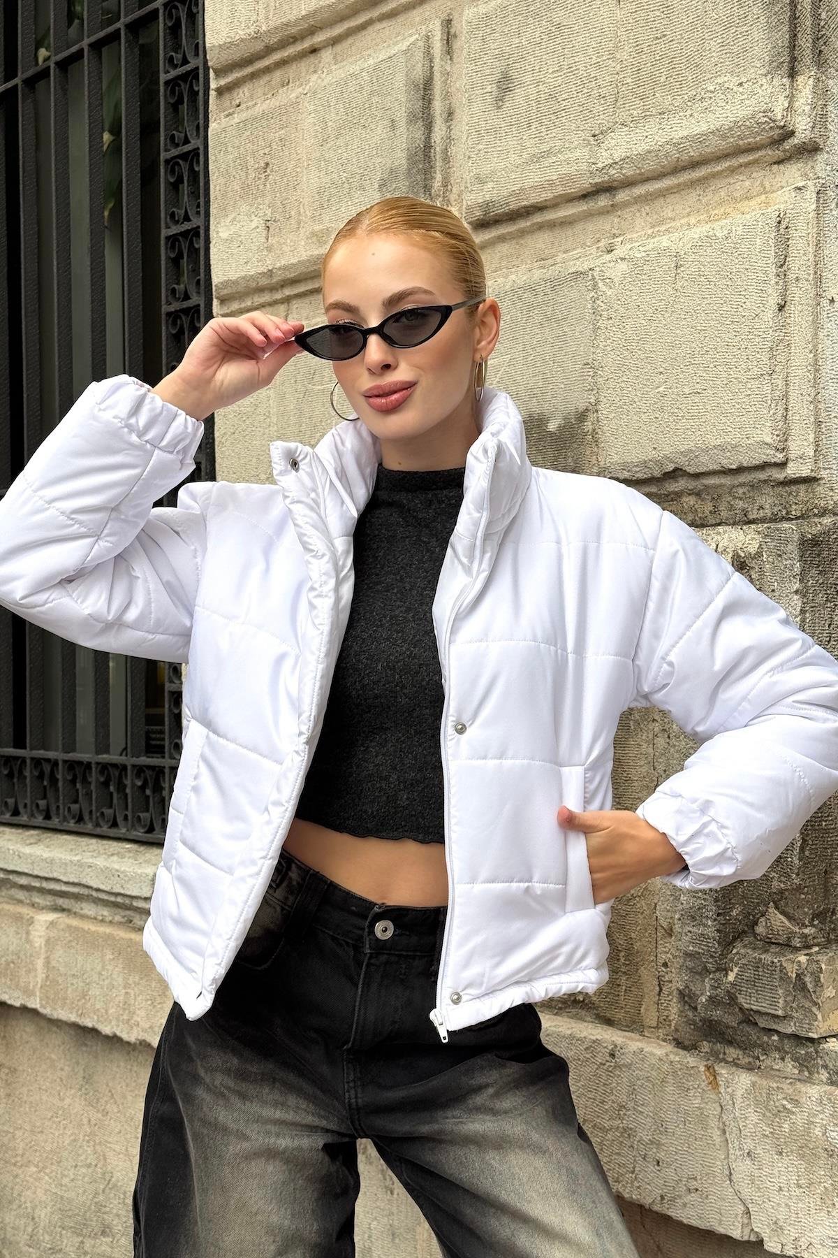 معطف أبيض قصير قابل للنفخ بياقة الوقوف بياقة قصيرة مع سحاب قابل للنفخ بسحاب قفل بمشبك