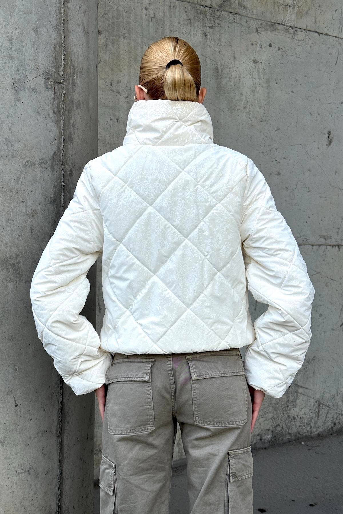 معطف أبيض قصير قابل للنفخ بياقة قصيرة بياقة قصيرة بياقة بيضاء مزين بشال منقوش