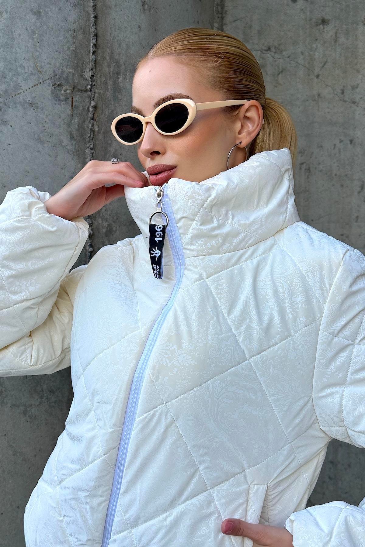 معطف أبيض قصير قابل للنفخ بياقة قصيرة بياقة قصيرة بياقة بيضاء مزين بشال منقوش