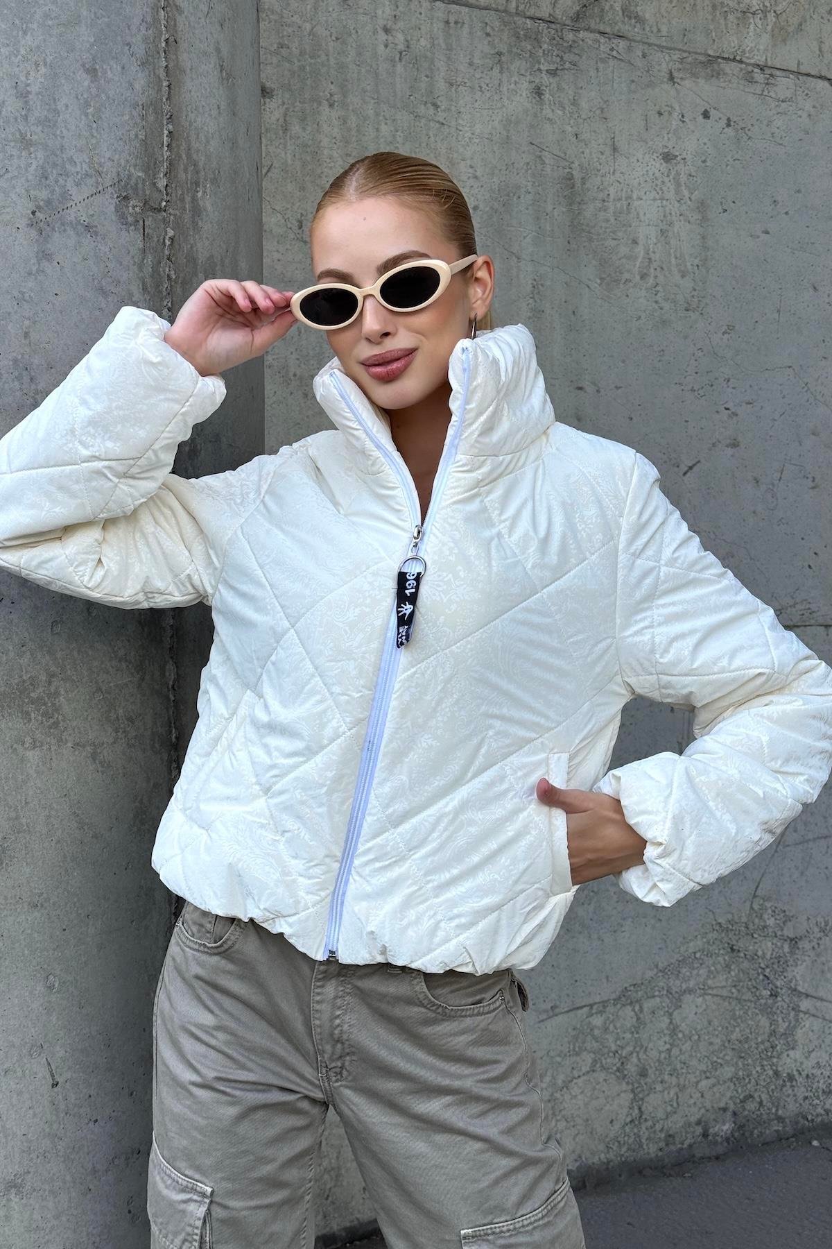 معطف أبيض قصير قابل للنفخ بياقة قصيرة بياقة قصيرة بياقة بيضاء مزين بشال منقوش