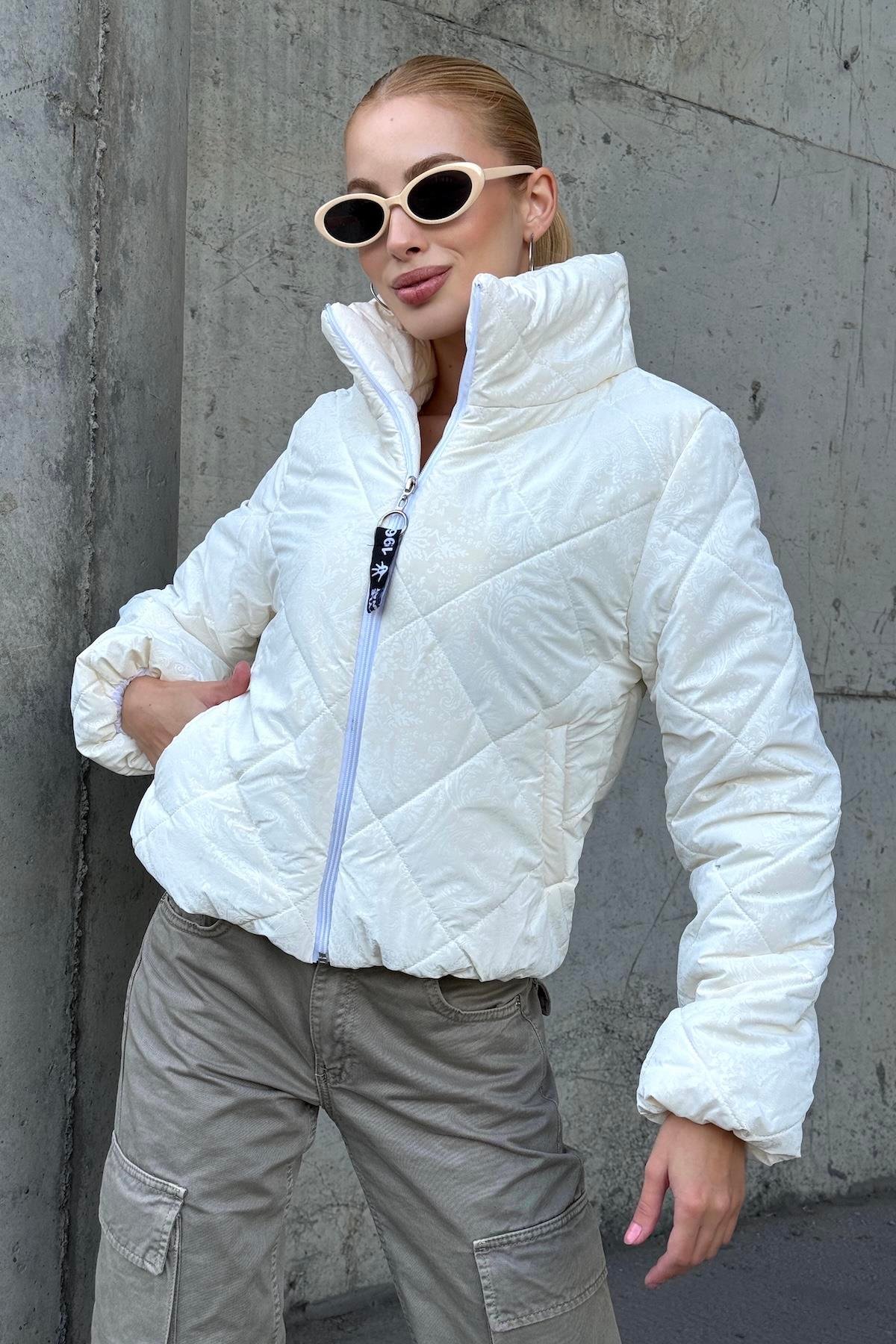 معطف أبيض قصير قابل للنفخ بياقة قصيرة بياقة قصيرة بياقة بيضاء مزين بشال منقوش