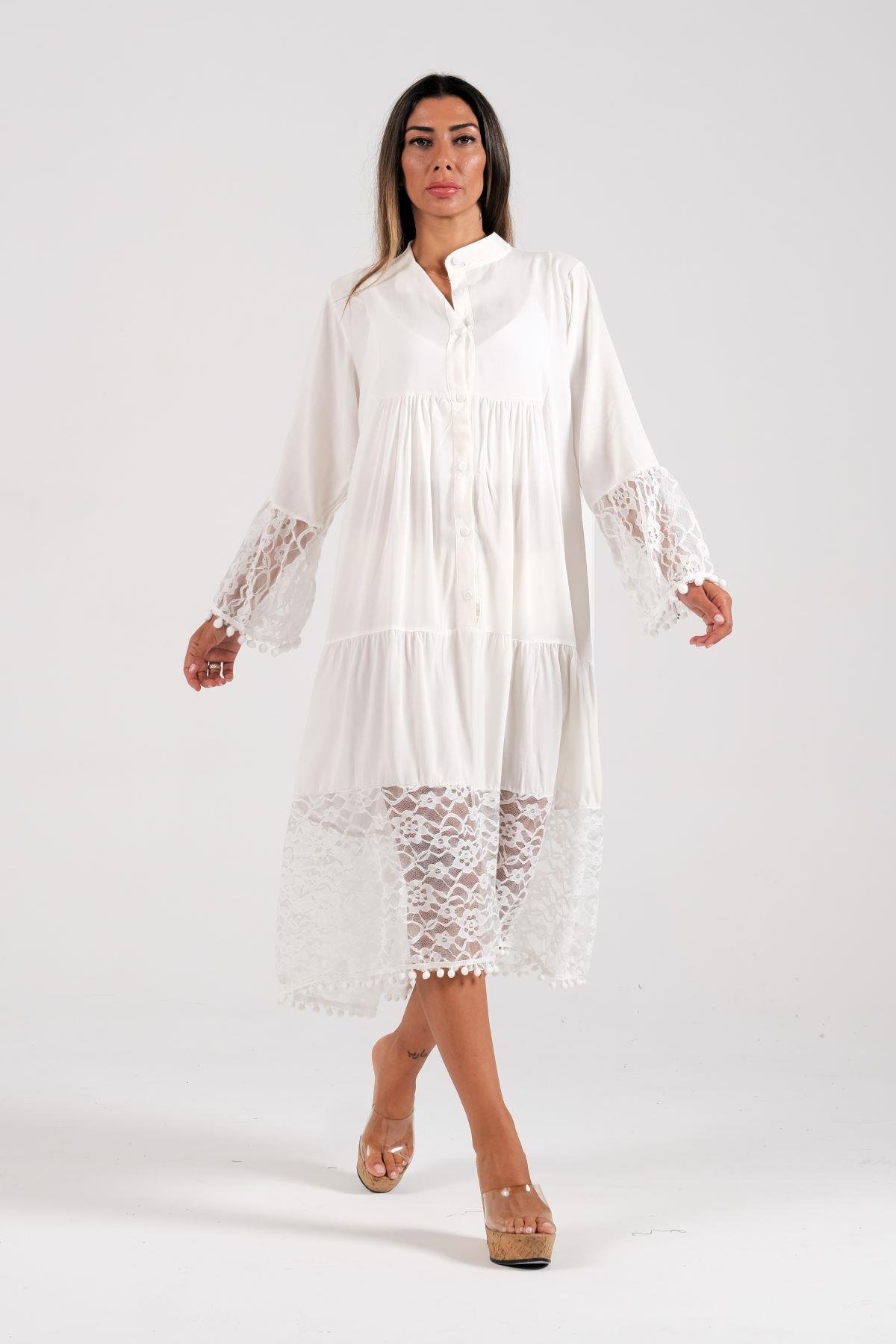 Beyaz Önden Düğmeli Kolları ve Eteği Dantelli Ponponlu Midi Elbise