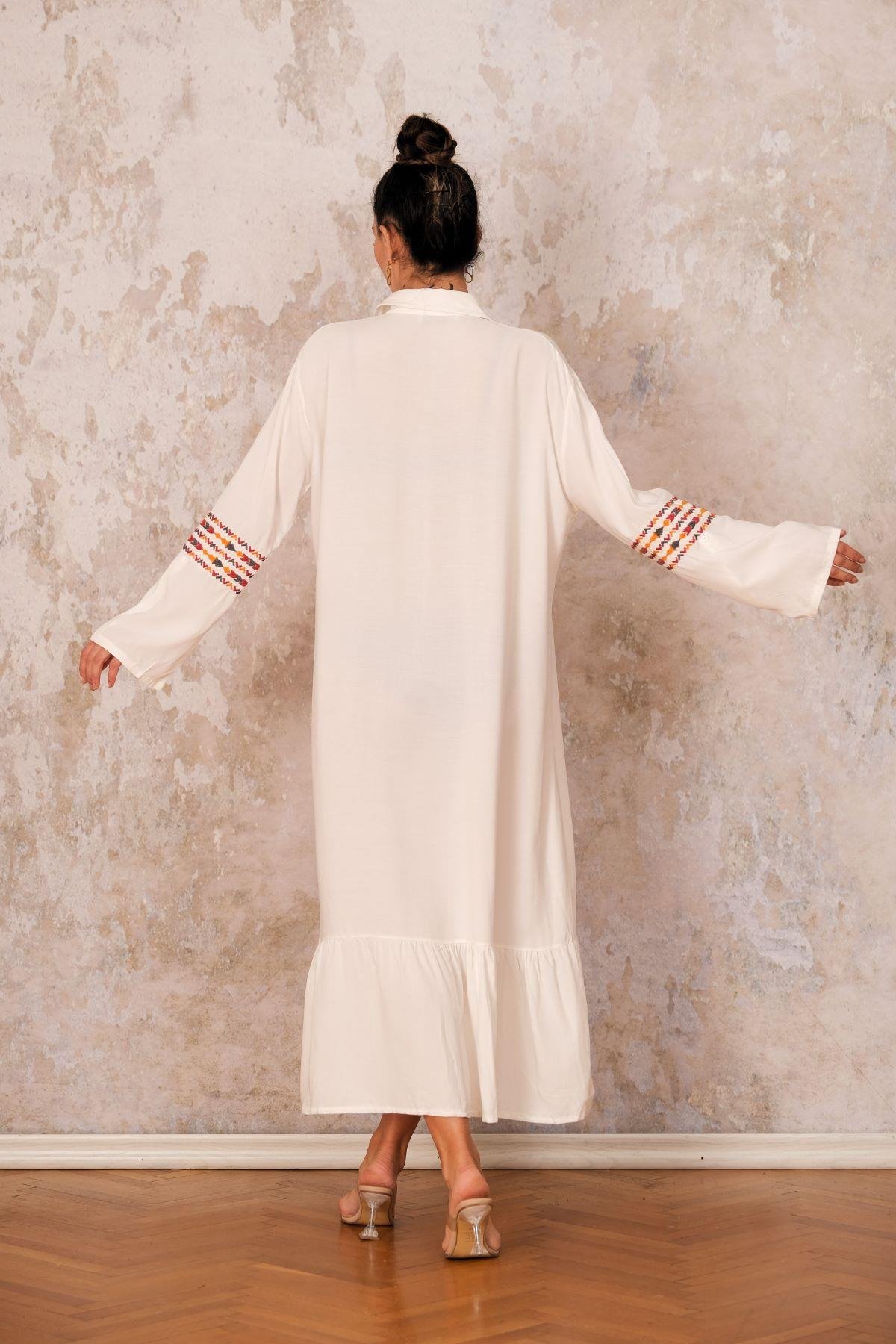 Beyaz Önü ve Kolları Nakışlı Etekleri Fırfırlı Uzun Gömlek Elbise