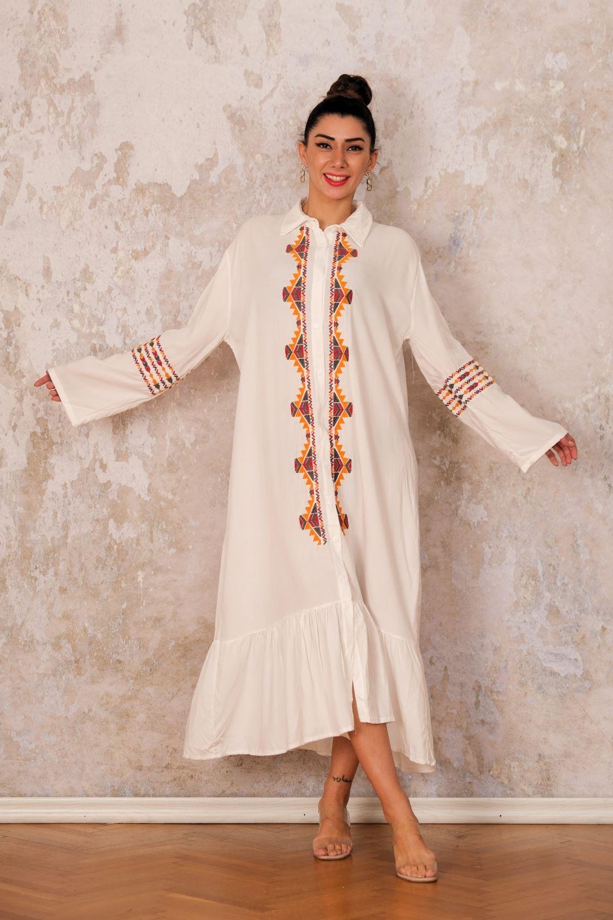 Beyaz Önü ve Kolları Nakışlı Etekleri Fırfırlı Uzun Gömlek Elbise