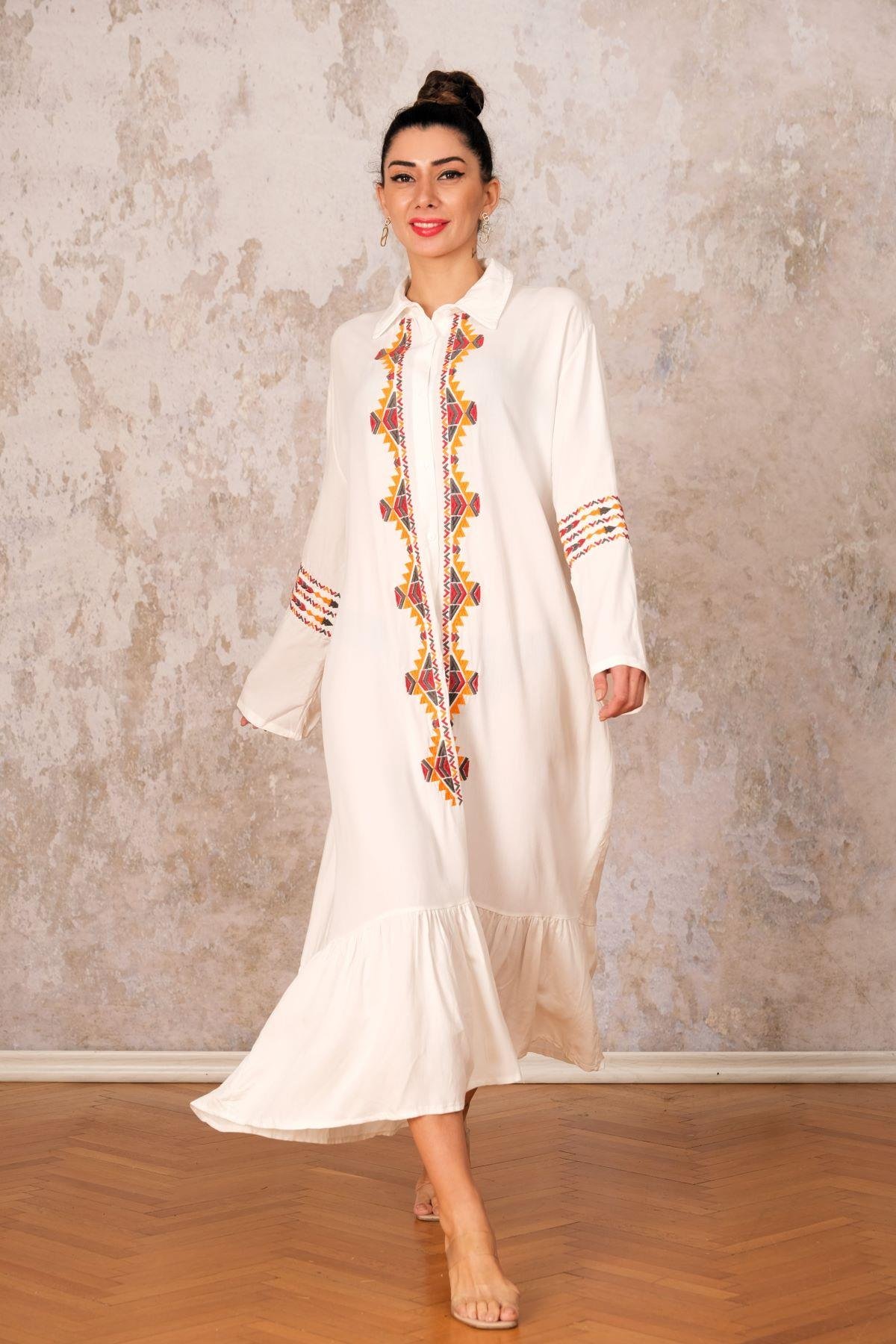 Beyaz Önü ve Kolları Nakışlı Etekleri Fırfırlı Uzun Gömlek Elbise