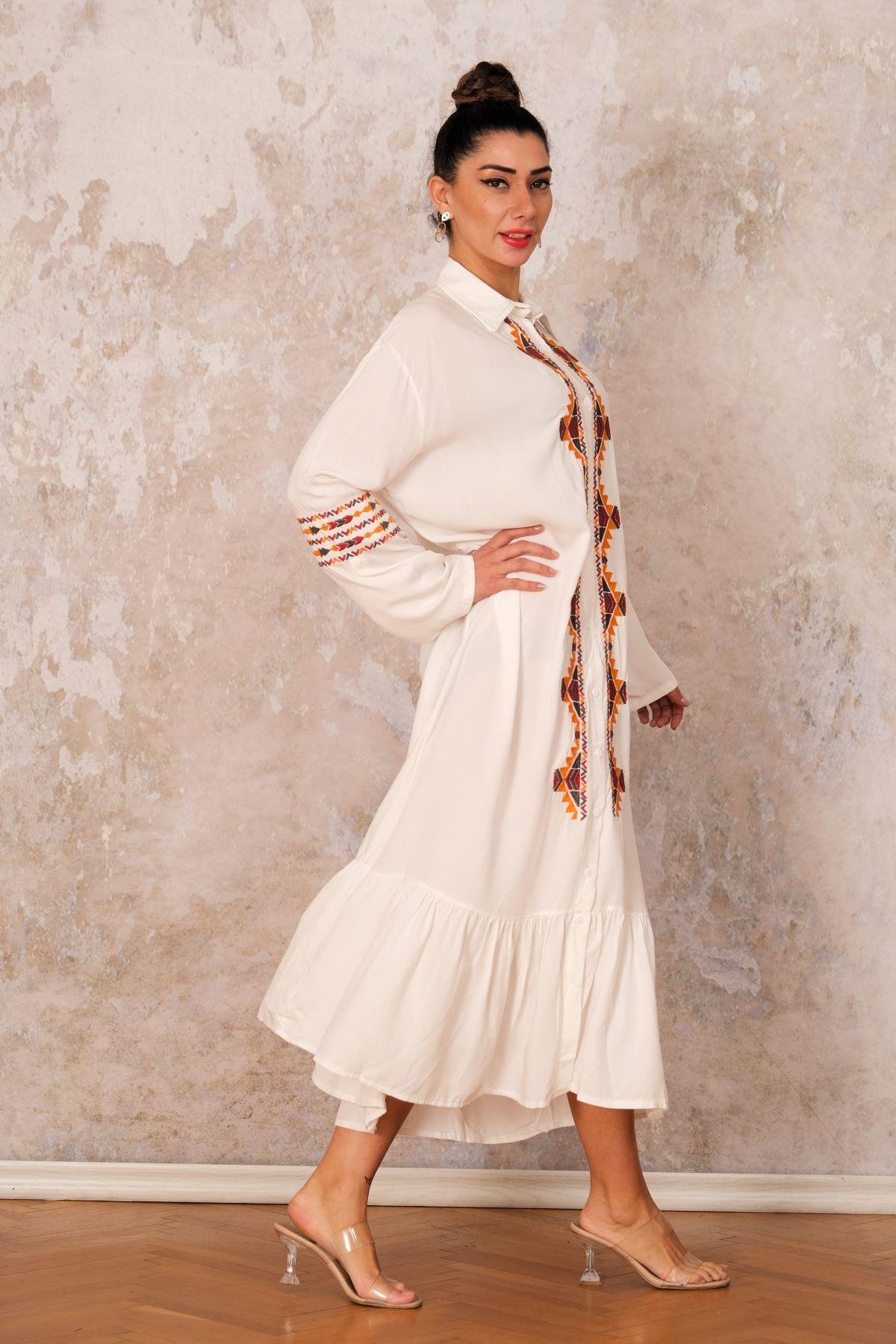 Beyaz Önü ve Kolları Nakışlı Etekleri Fırfırlı Uzun Gömlek Elbise