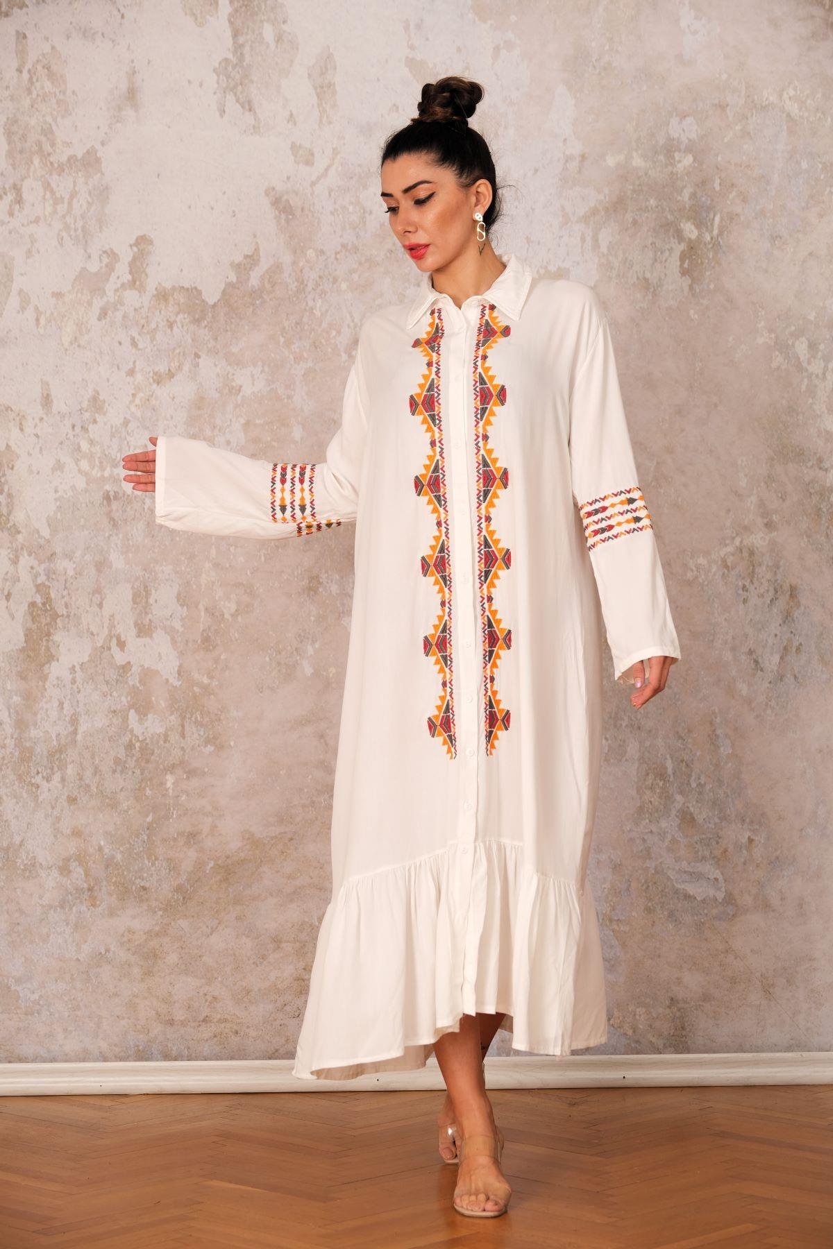 Beyaz Önü ve Kolları Nakışlı Etekleri Fırfırlı Uzun Gömlek Elbise