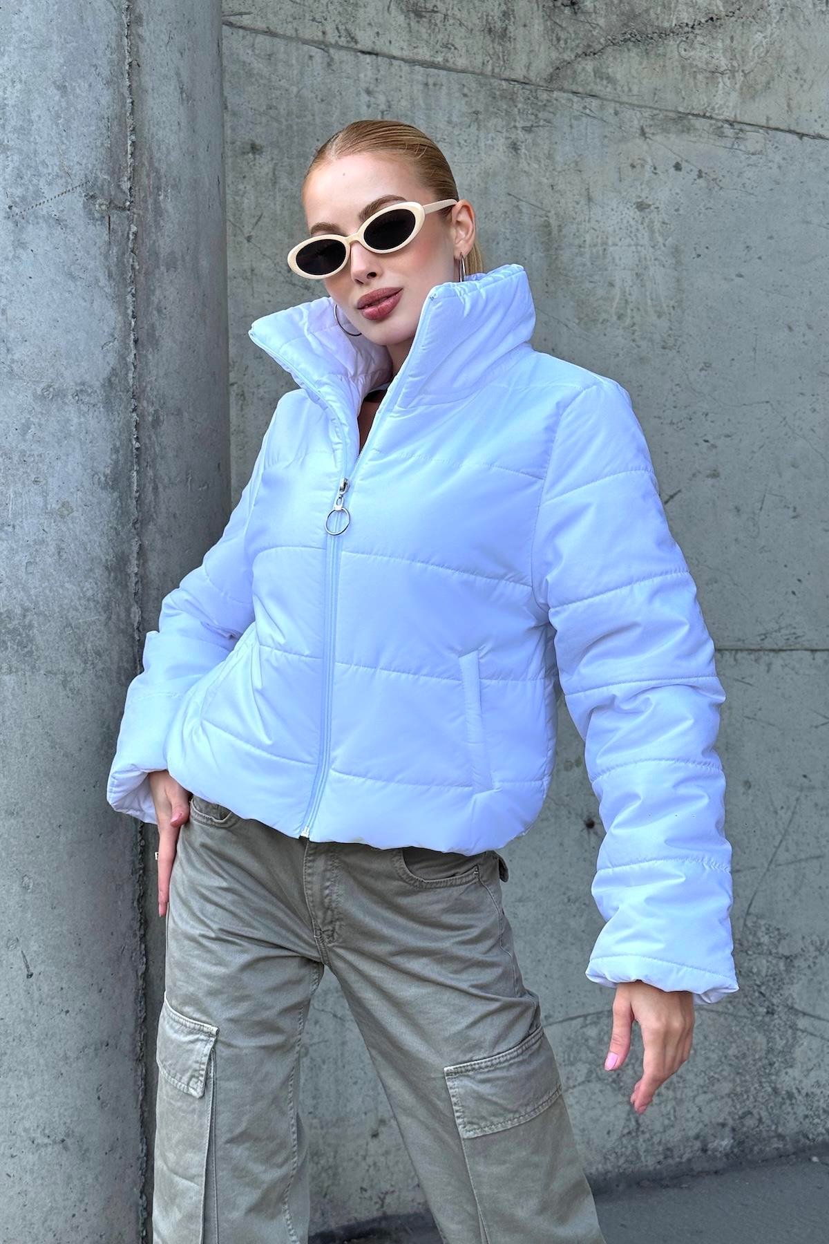 Beyaz Sırtı Taş Baskılı Dik Yaka Kısa Şişme Mont