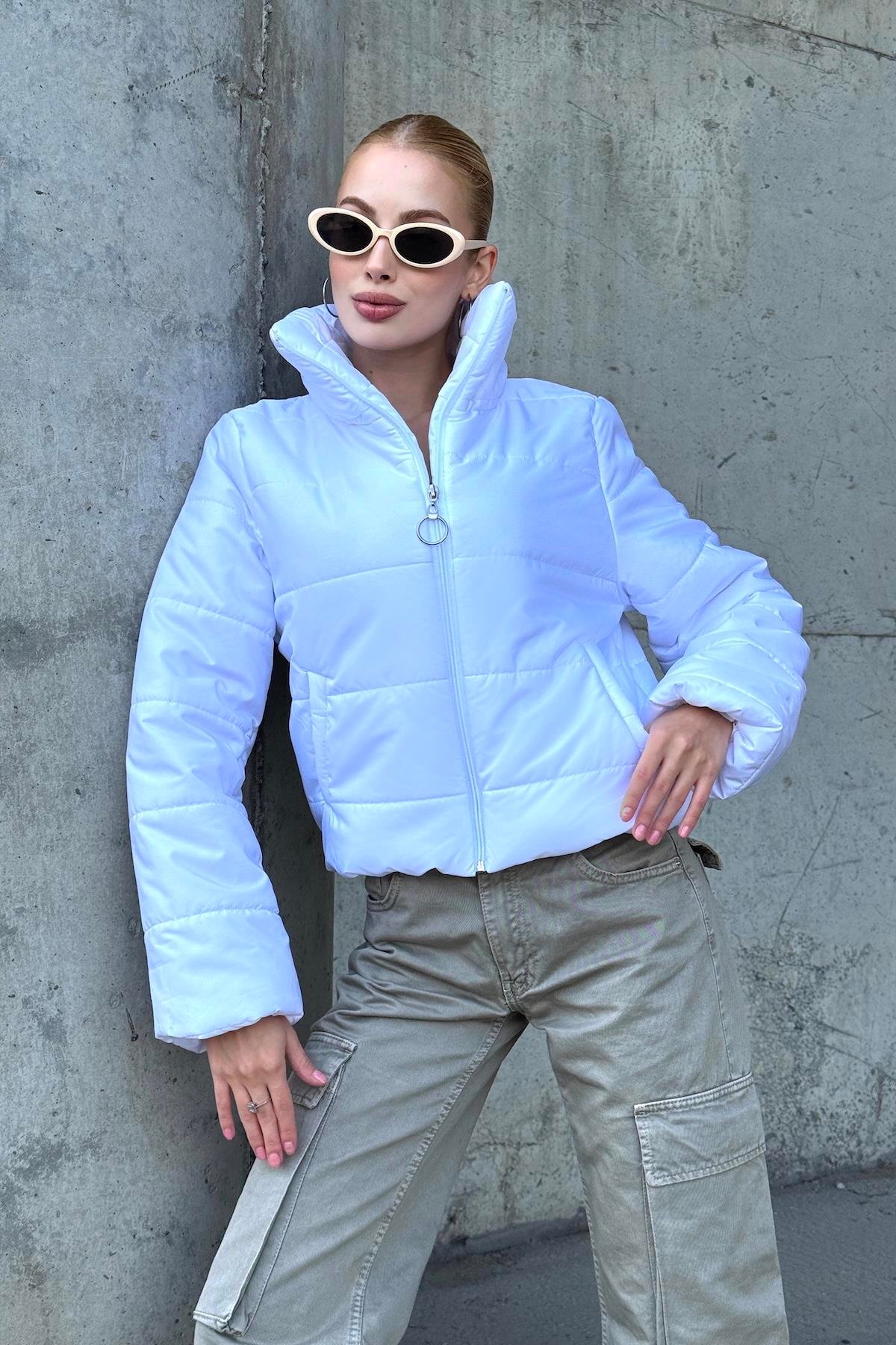 Beyaz Sırtı Taş Baskılı Dik Yaka Kısa Şişme Mont