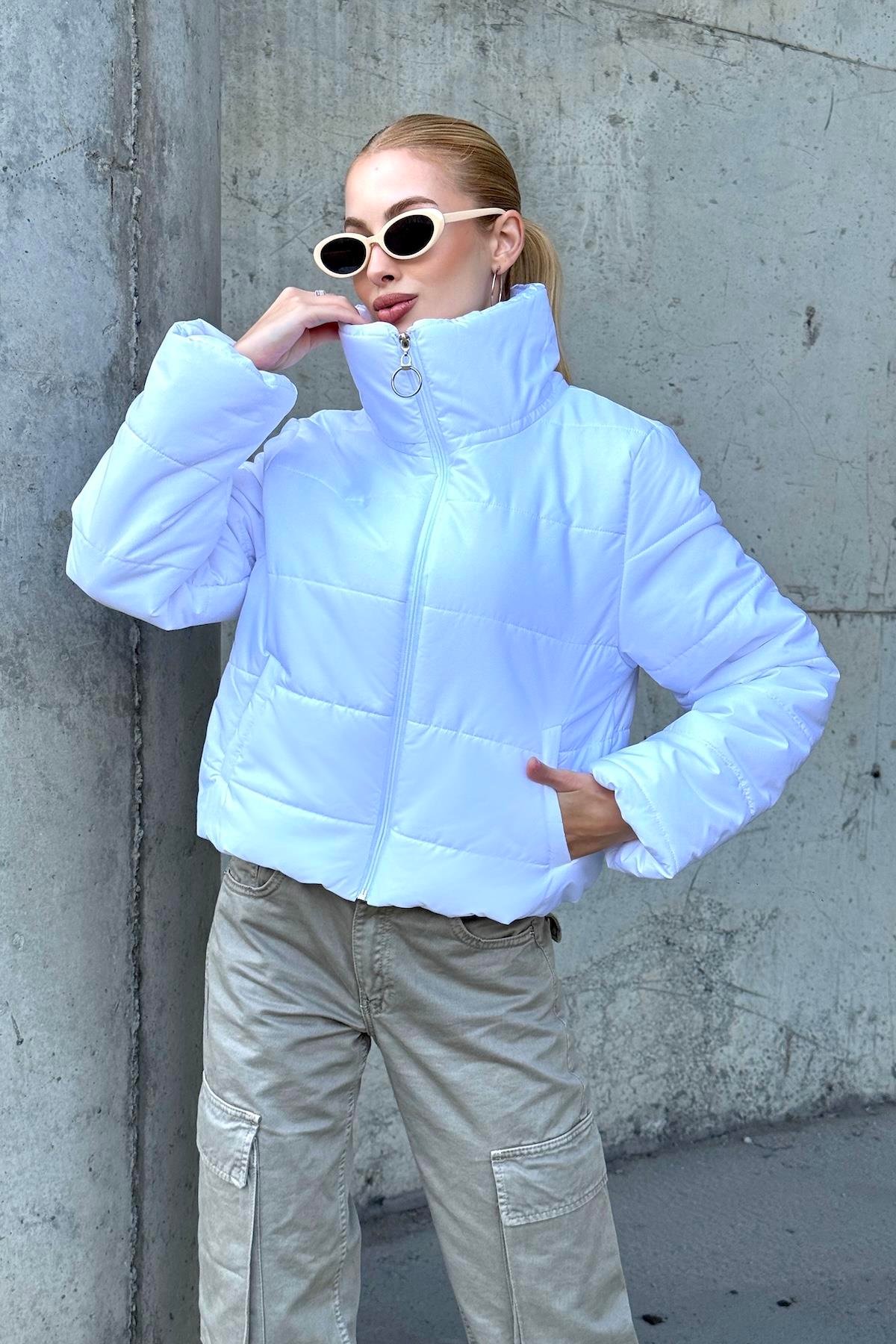 Beyaz Sırtı Taş Baskılı Dik Yaka Kısa Şişme Mont