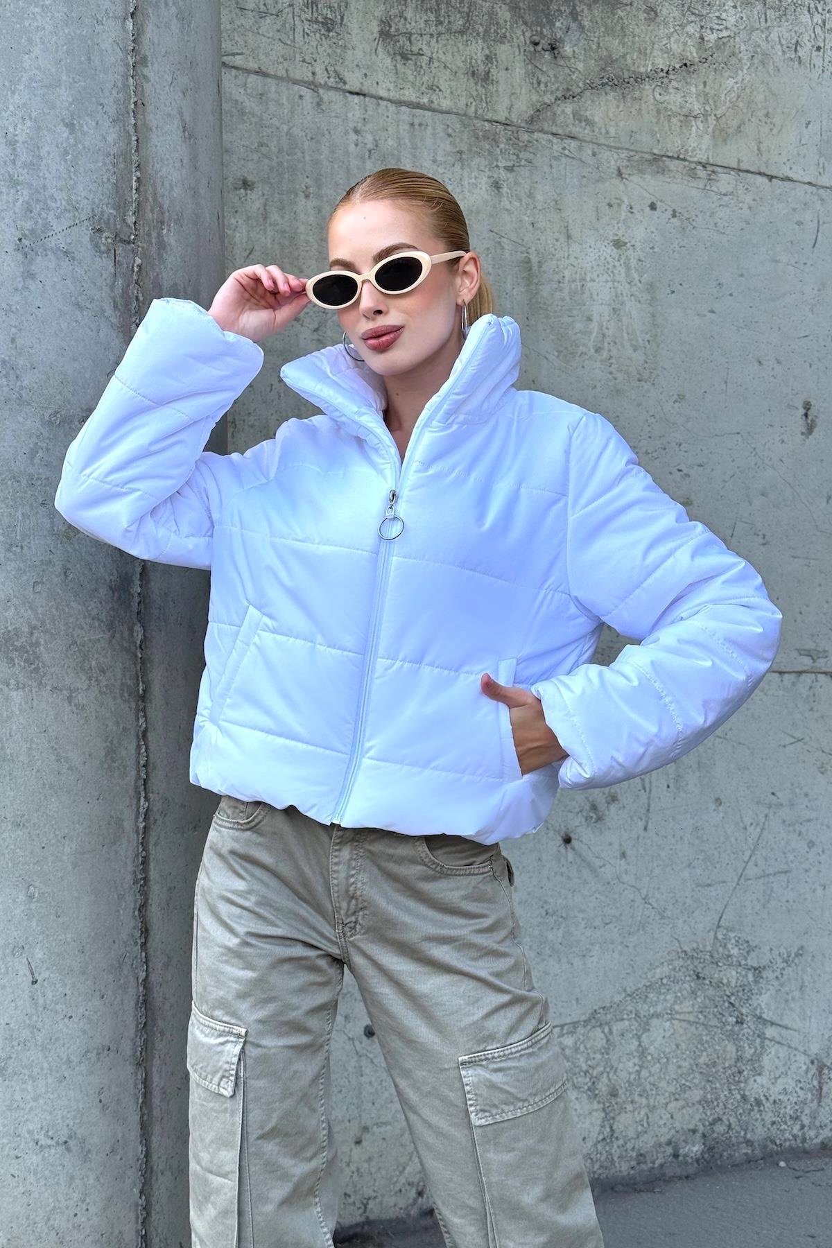 Beyaz Sırtı Taş Baskılı Dik Yaka Kısa Şişme Mont