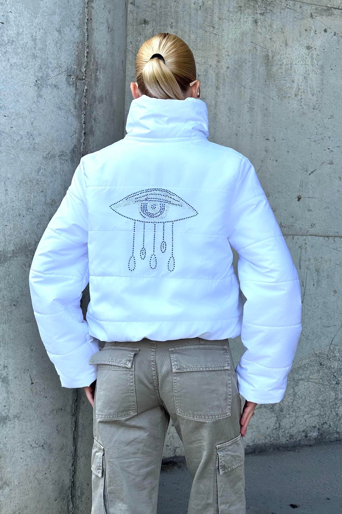 Beyaz Sırtı Taş Baskılı Dik Yaka Kısa Şişme Mont